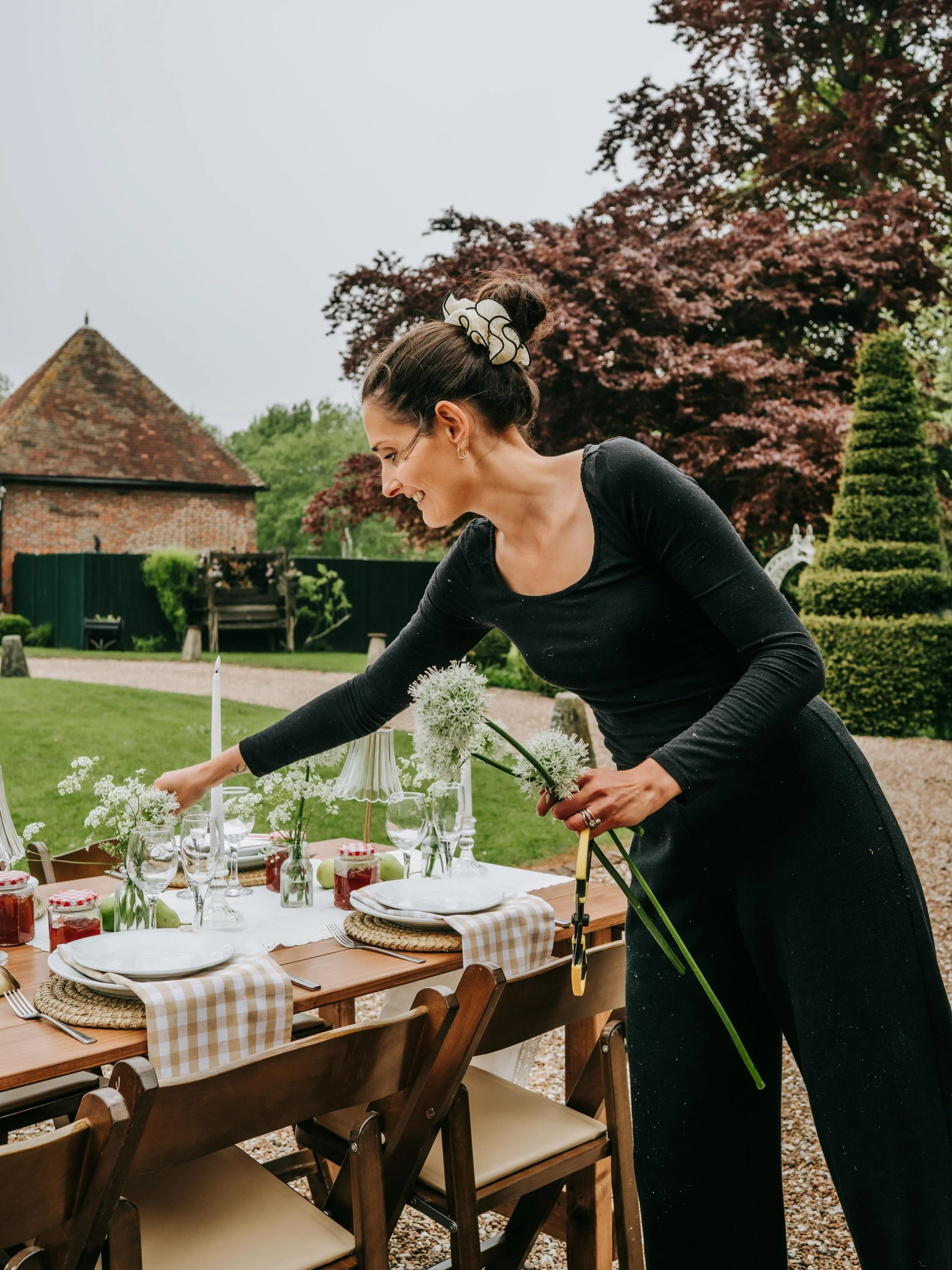 Allium and cow parsley budvases? It&rsquo;s an easy yes from me.

The sweetest English country garden themed table scape by @weddingsbylisamarie 🤍

Wedding Planning, Design &amp; Styling 
@weddingsbylisamarie
Venue
@soltonmanor
Photography 
@fleurch