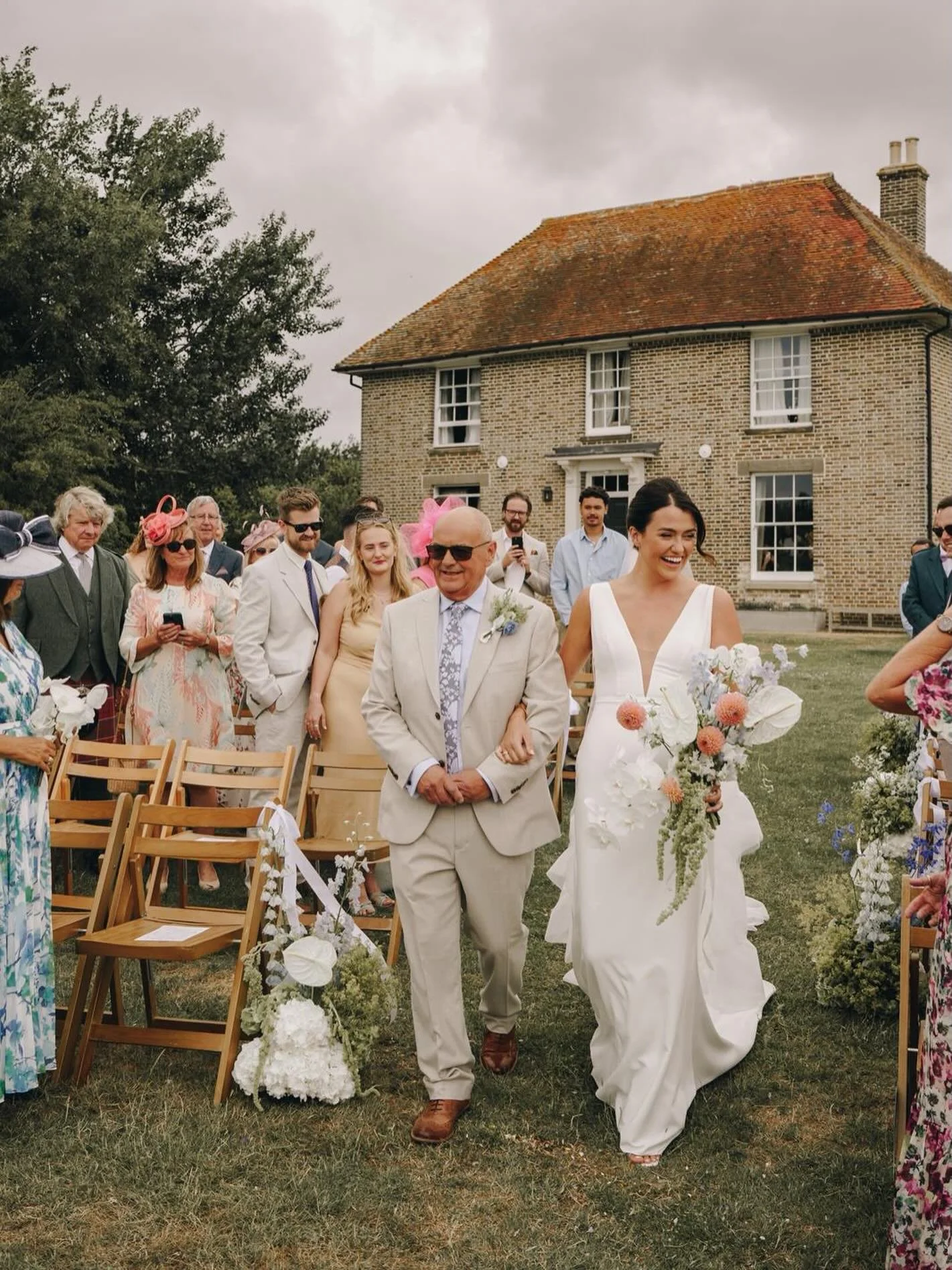 Venue @elmleynature 
Photography @atlasweddingfilms 
Florals @whatalovelybunch 

For Hannah &amp; Tom 💘