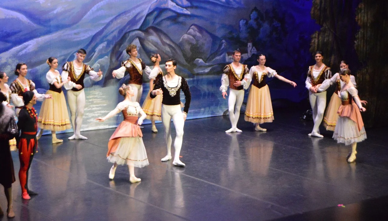 El Ballet Clásico Internacional cautiva a un abarrotado auditorio de Ribeira con su sensibilidad en 'El lago de los cisnes'