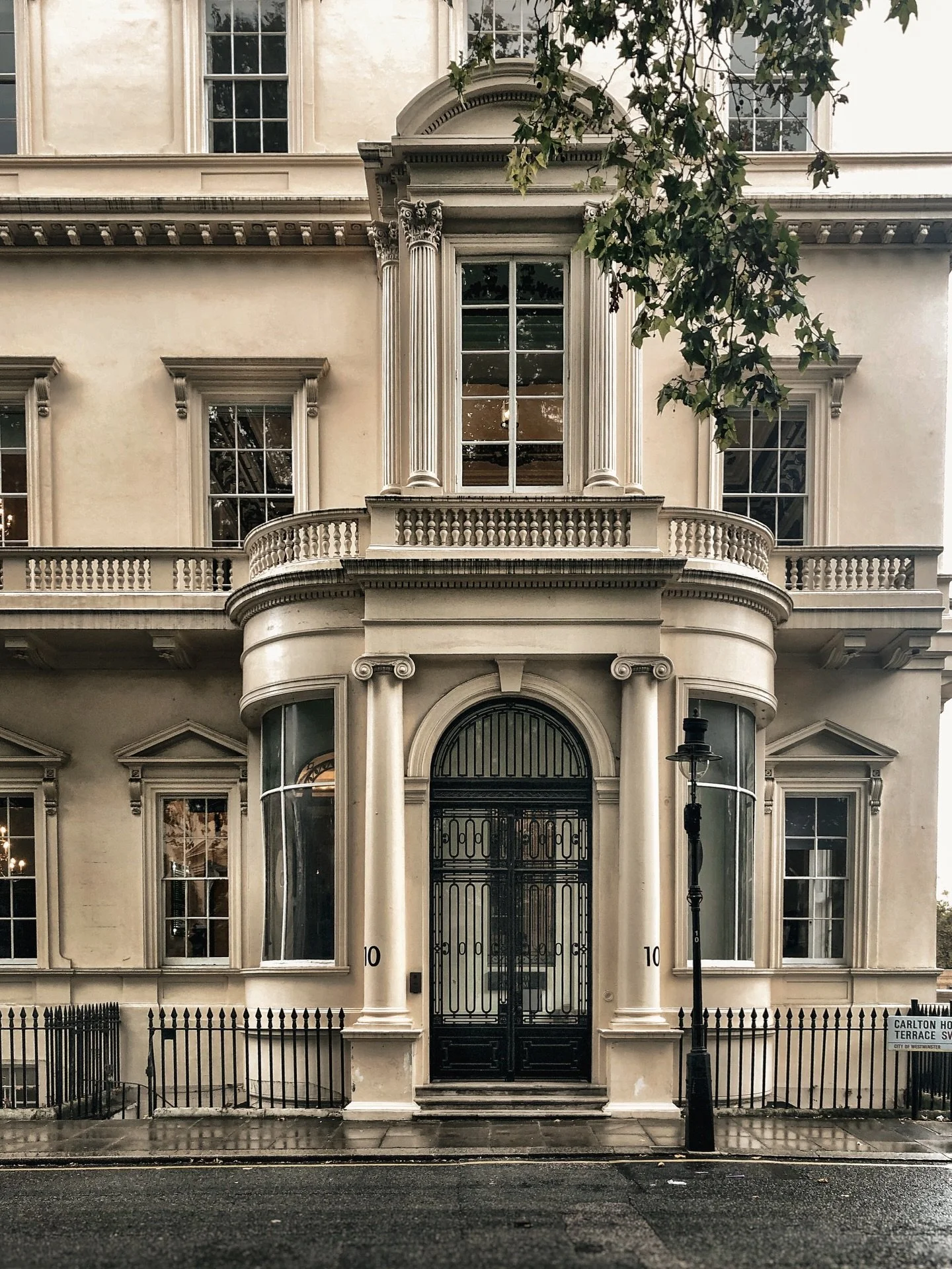 @1011cht is one of London&rsquo;s most distinguished Georgian addresses, overlooking St James&rsquo;s Park and The Mall. Designed by John Nash and built between 1827 and 1833, the pair of Grade I listed townhouses stand on the former site of Carlton 