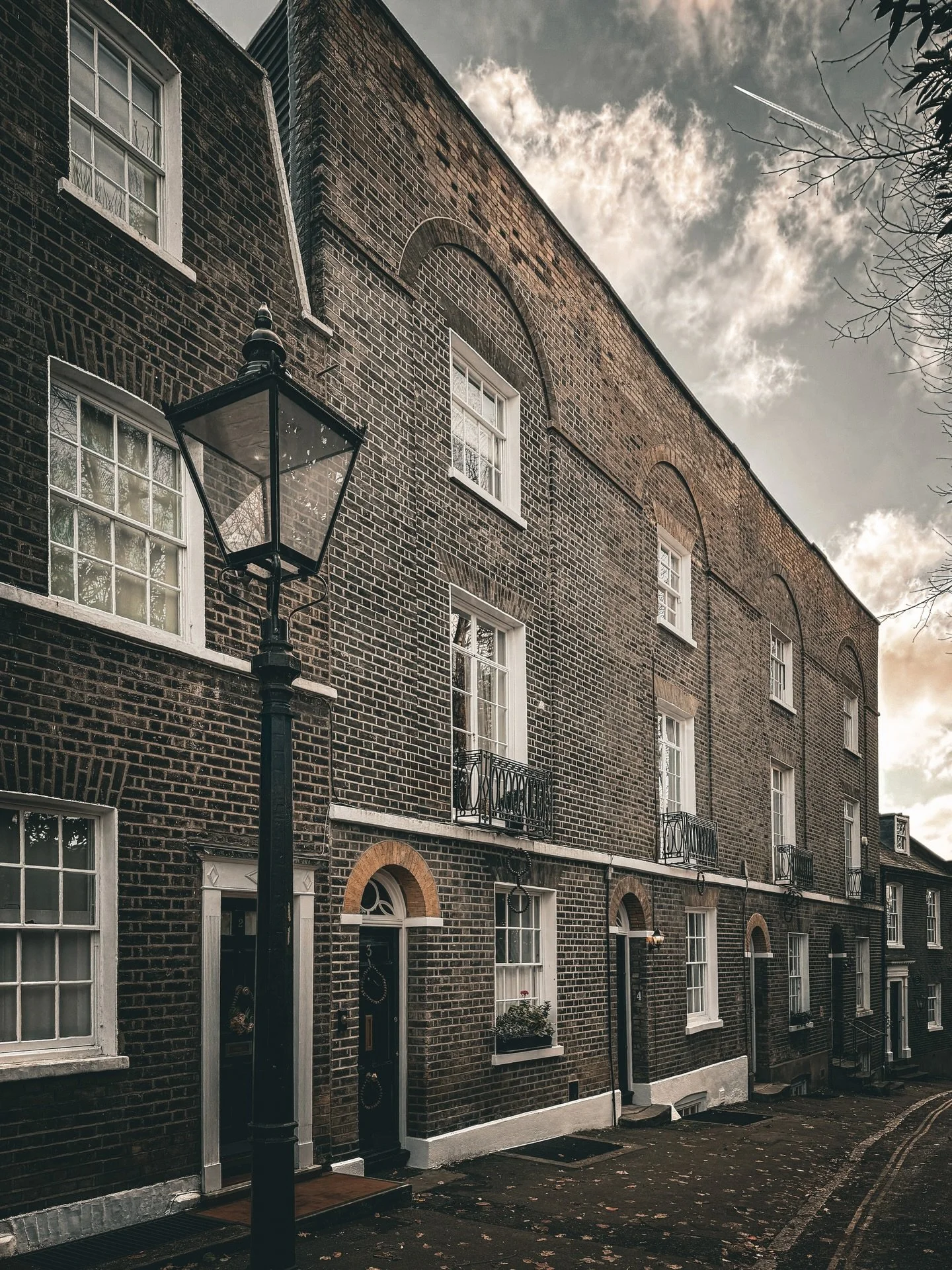 I love these London brick houses in Hampstead, perched high on the hill along its little winding streets. This peaceful pocket of the village takes its name from General Charles Vernon (d. 1810), a Lieutenant of the Tower of London who acquired prope