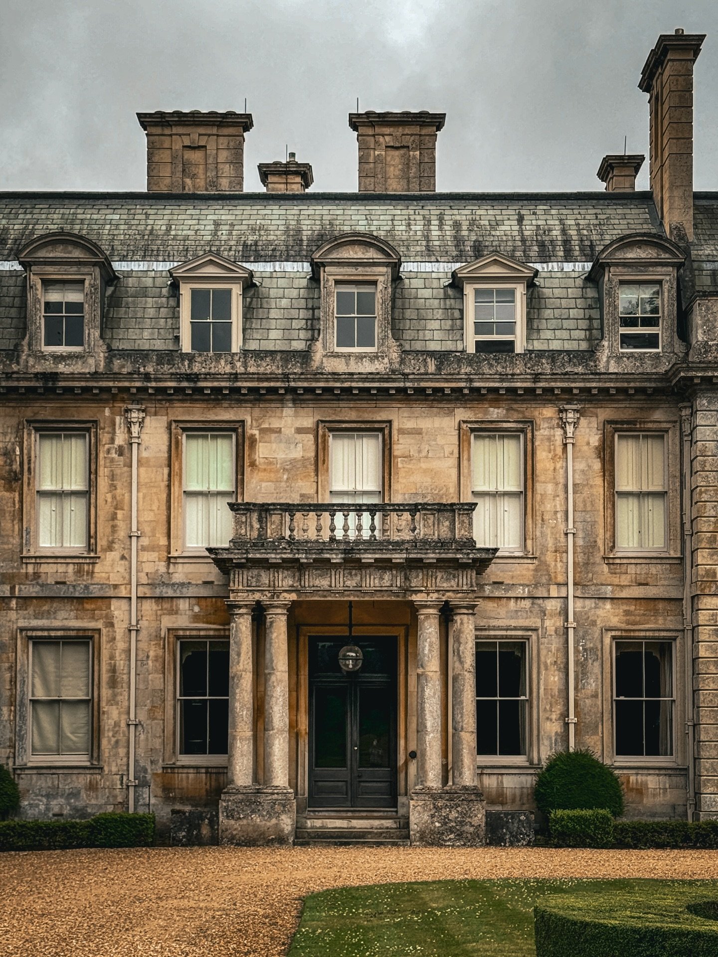 @eltonhalluk in Cambridgeshire is a stunning Grade I listed country house with a remarkable history spanning over six centuries. Originally a 15th-century medieval manor, it has been the home of the Proby family for more than 400 years. The house was