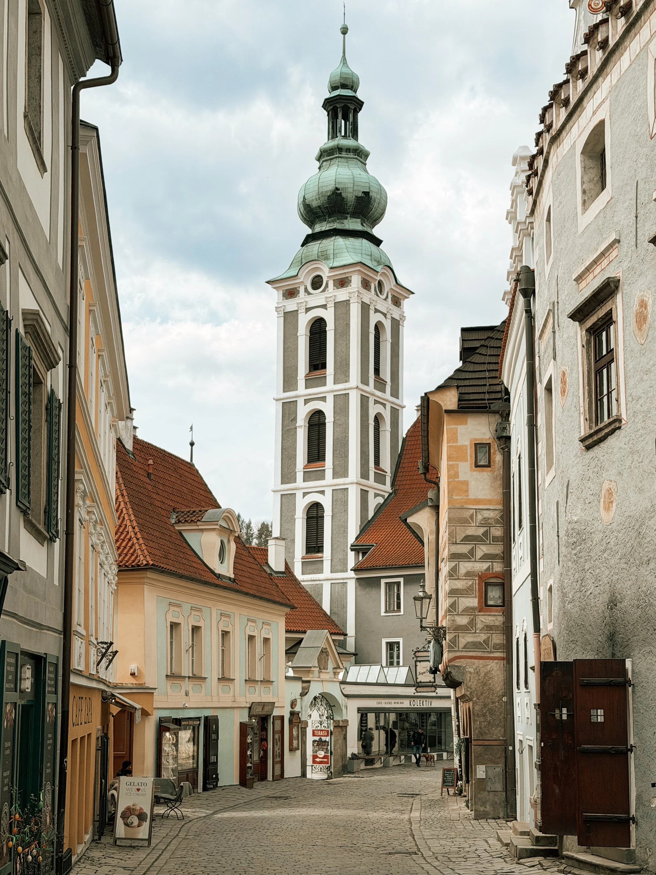 This had been on my wish list for so long, so I was genuinely thrilled when @vikingcruises included it as a stop on the beautiful Danube Waltz itinerary.

Česk&yacute; Krumlov is a South Bohemian gem with over 700 years of history. It grew up around 