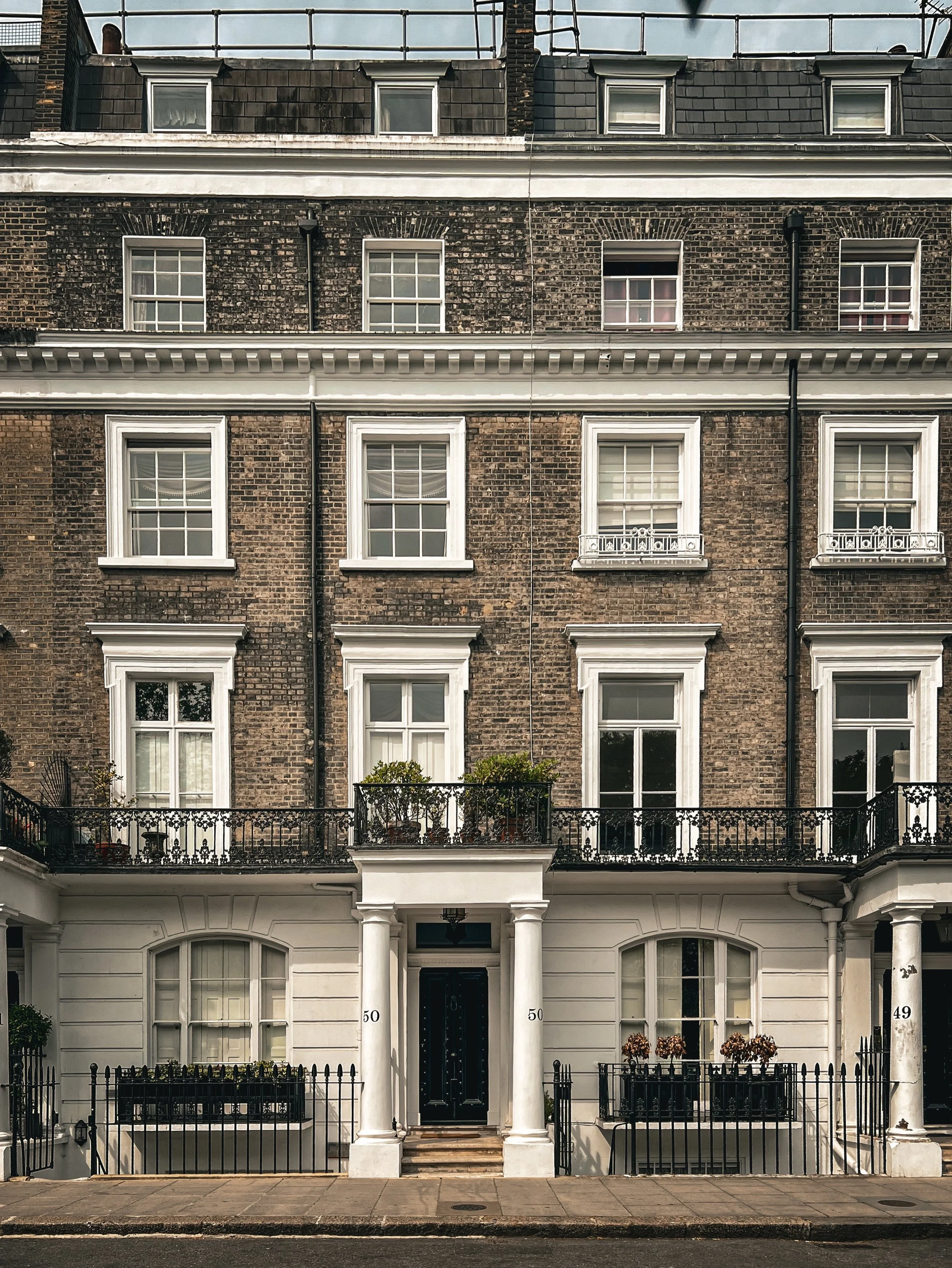 A few shots from my various travels to London and admiring the stunning houses. These gorgeous terraces are the peak of housing for me. Elegant, simple, clean and stylish. I always loved the stucco when I first started this account, the clean uniform