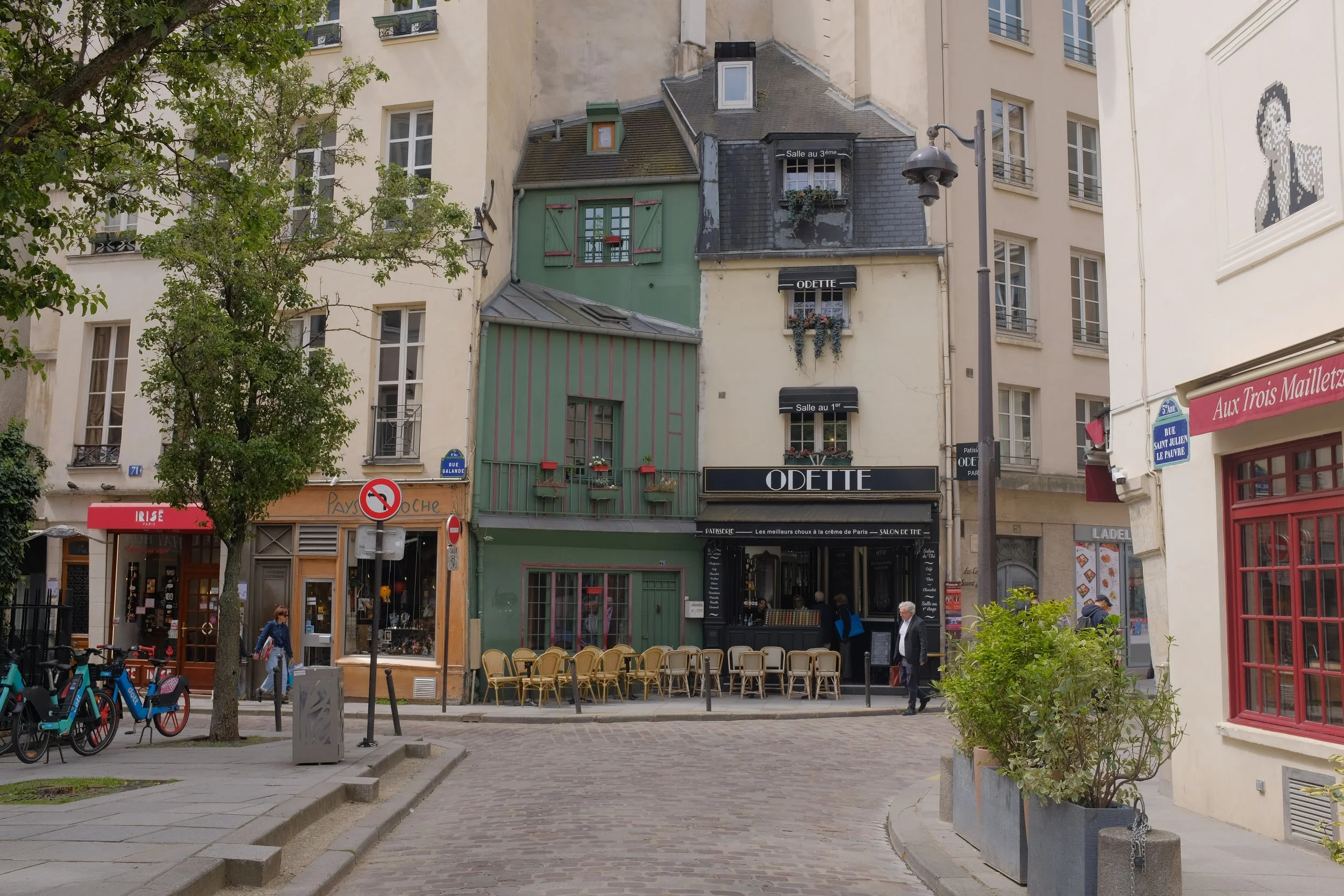 Photograph of Odette café and green storefront on Rue Galande in Paris with sidewalk tables and Parisian architecture in the Latin Quarter.