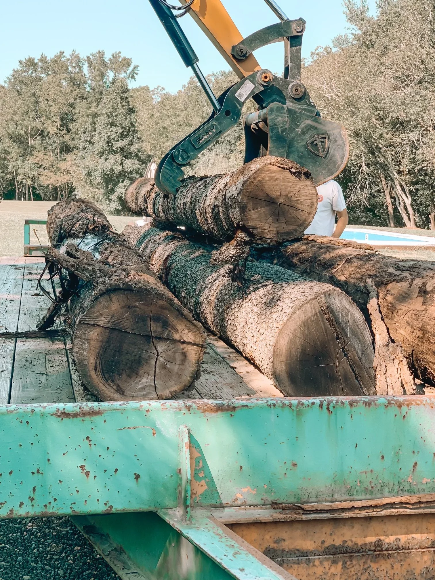 Log pick up for milling
