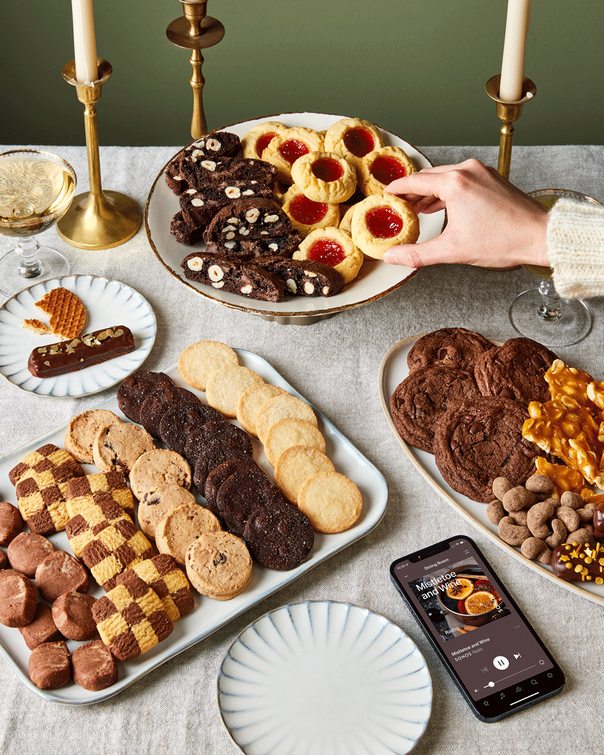 2022-0505_sponsored_sonos_interactive-feature_holiday_dining-room-vignette-2_4x5_ty-mecham.gif