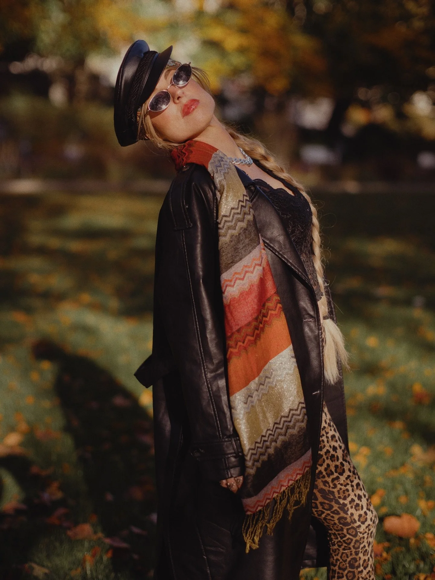 Back in Berlin &amp; golden autmn has arrived 🍁
Will we see us for my @lovingroomberlin concert at @acudmachtneu on November 5th 8pm before I head out to sunny Mexico? 
I will play alongside @jiliaan &amp; Claudia Santoso @audi_emmanuela 👑 
More in