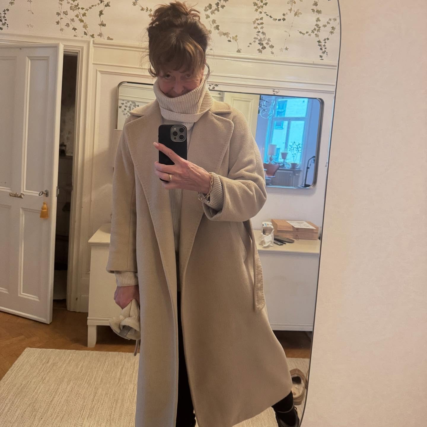 Helvete vad kallt ute men varmt inne. Jobb i J&ouml;nk&ouml;ping imorgon, min nya roman f&aring;r snart komma ut ur garderoben, poddavsnittet om hur jag testade saker p&aring; mina barn ger mig massor med fina meddelanden (TACK!) och det var sol i G&