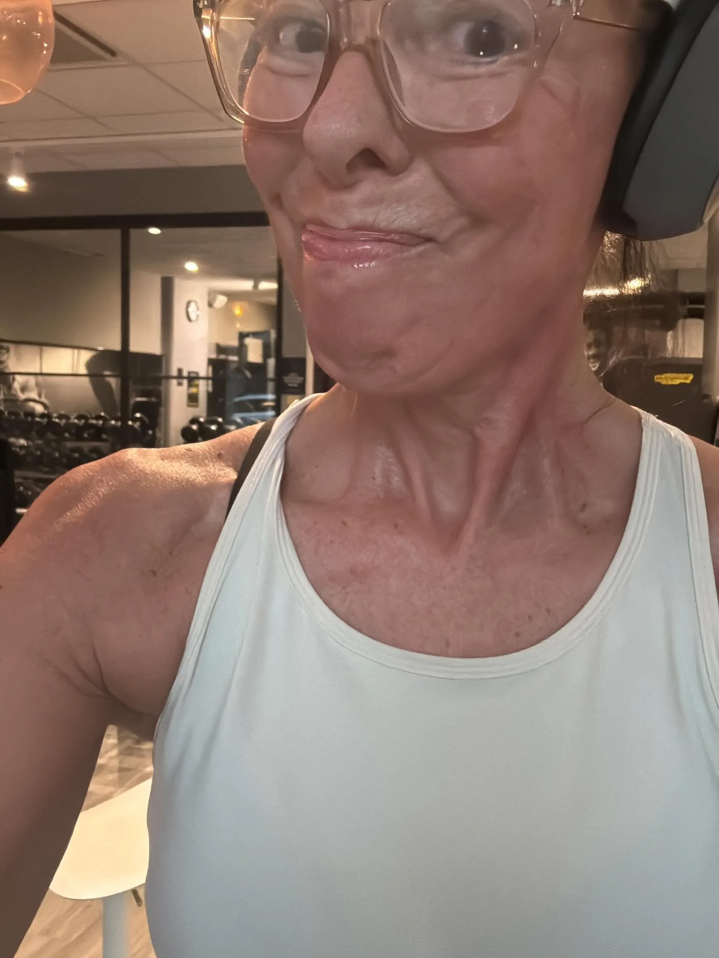 L&ouml;prundan idag och en ung tjej intill promenerade p&aring; l&ouml;pbandet samtidigt som hon l&auml;ste en bok. Jag var tvungen att fr&aring;ga. &rdquo;Internationell ekonomi&rdquo;, sa hon och jag t&auml;nkte wow.
Sedan gick jag till lokala buti