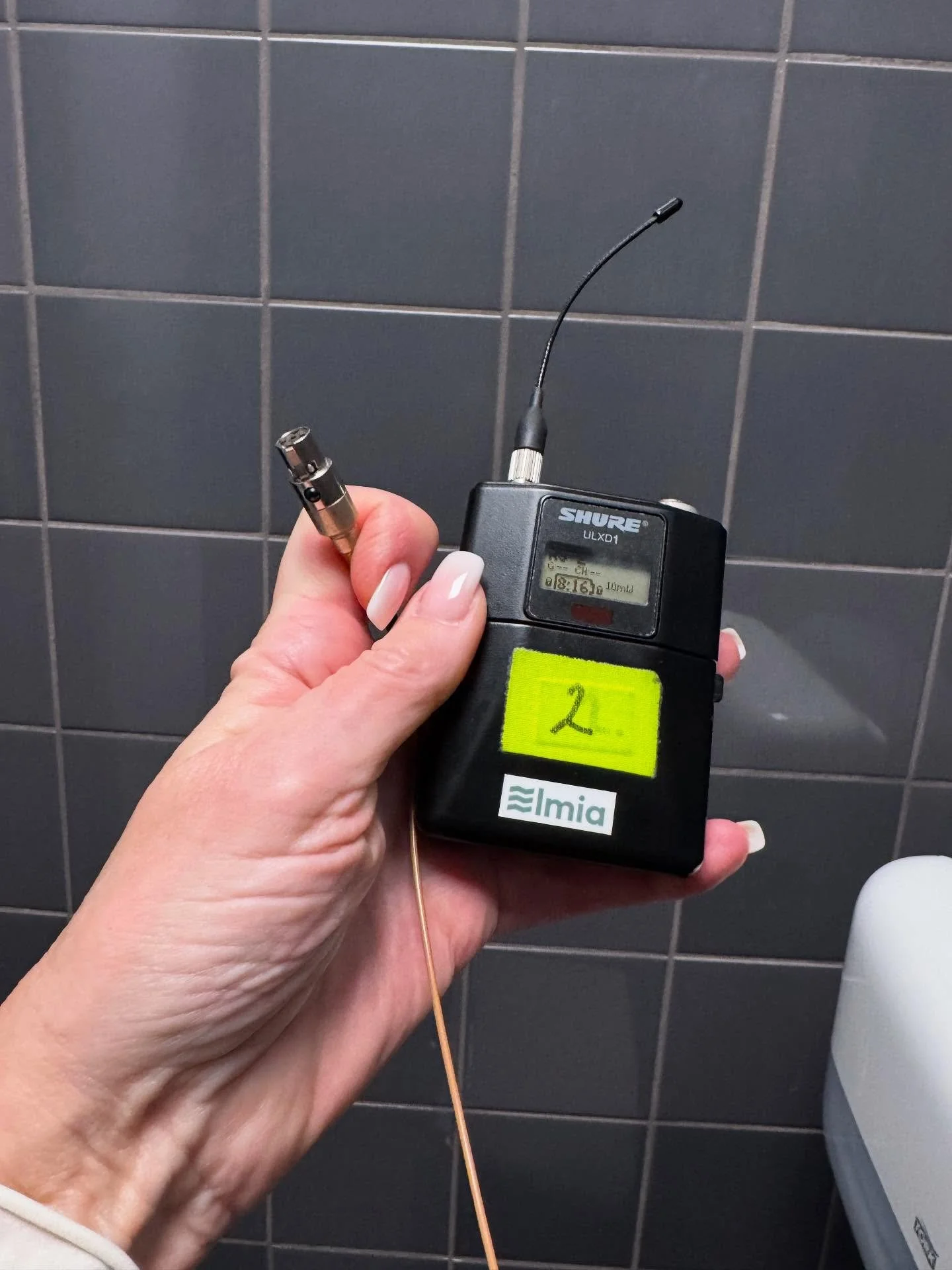 N&auml;r man har ett headset monterat p&aring; huvudet inf&ouml;r en f&ouml;rel&auml;sning tar man alltid ut sladden n&auml;r man g&aring;r p&aring; toa 💁🏽 F&ouml;r m&aring;nga g&aring;nger har jag h&ouml;rt f&ouml;rel&auml;sare i h&ouml;gtalarsyst