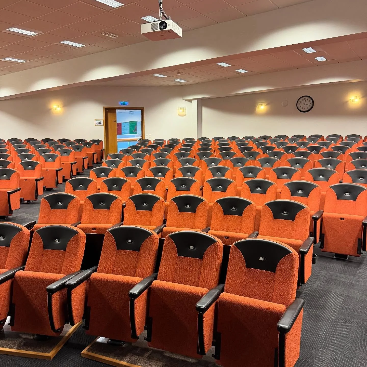 Vilken lycka att f&aring; komma till Uddevalla! Att f&aring; komma ut och upp mot havet och n&auml;stan helt n&auml;ra himlen p&aring; @bohusgardenhotell . Solen &auml;r lite blyg, som den brukar vara p&aring; v&aring;ren. Luften doftar saltvatten oc