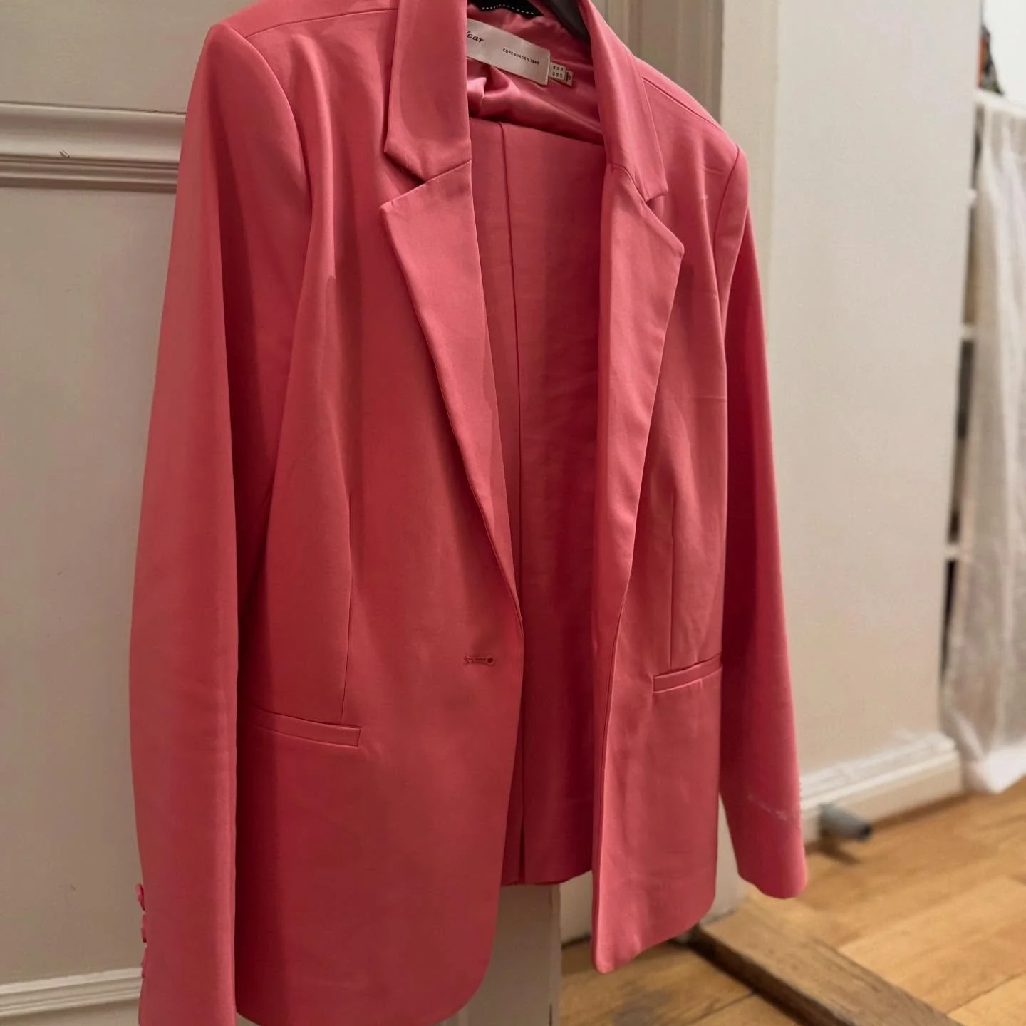 Nu &auml;r det v&aring;r och det blir rosa kostym imorgon. Ska matcha alla v&aring;rblommor.