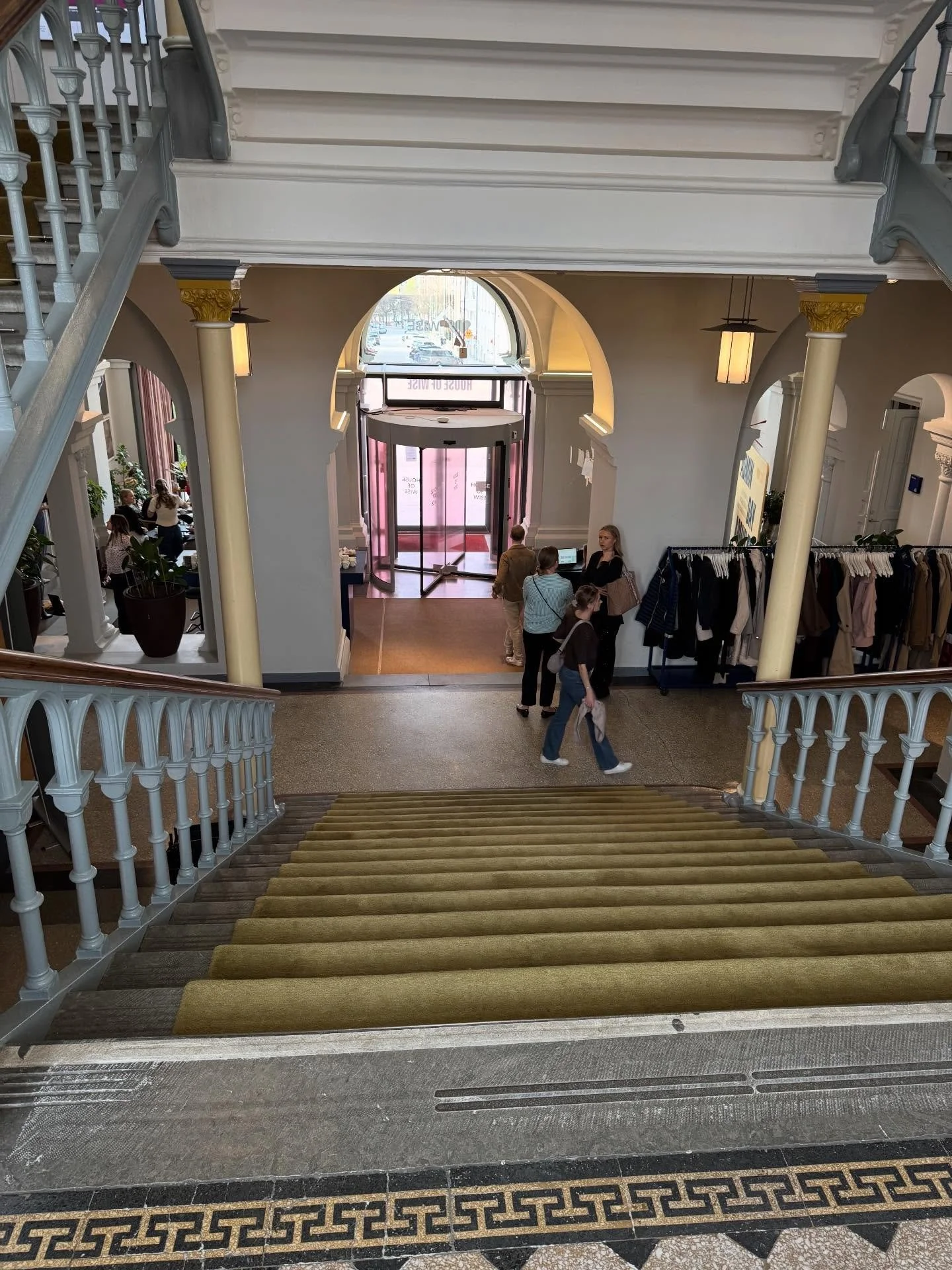 Min dag?! J&auml;klar i min l&aring;da vilken rolig dag. F&ouml;rst #adminday med @wise_consulting_ab (tack @talkingminds.se ) och sedan en alldeles s&auml;rskilt trevlig eftermiddag med cheferna p&aring; @clarionsign 🤩 
I v&auml;rlden som den ser u