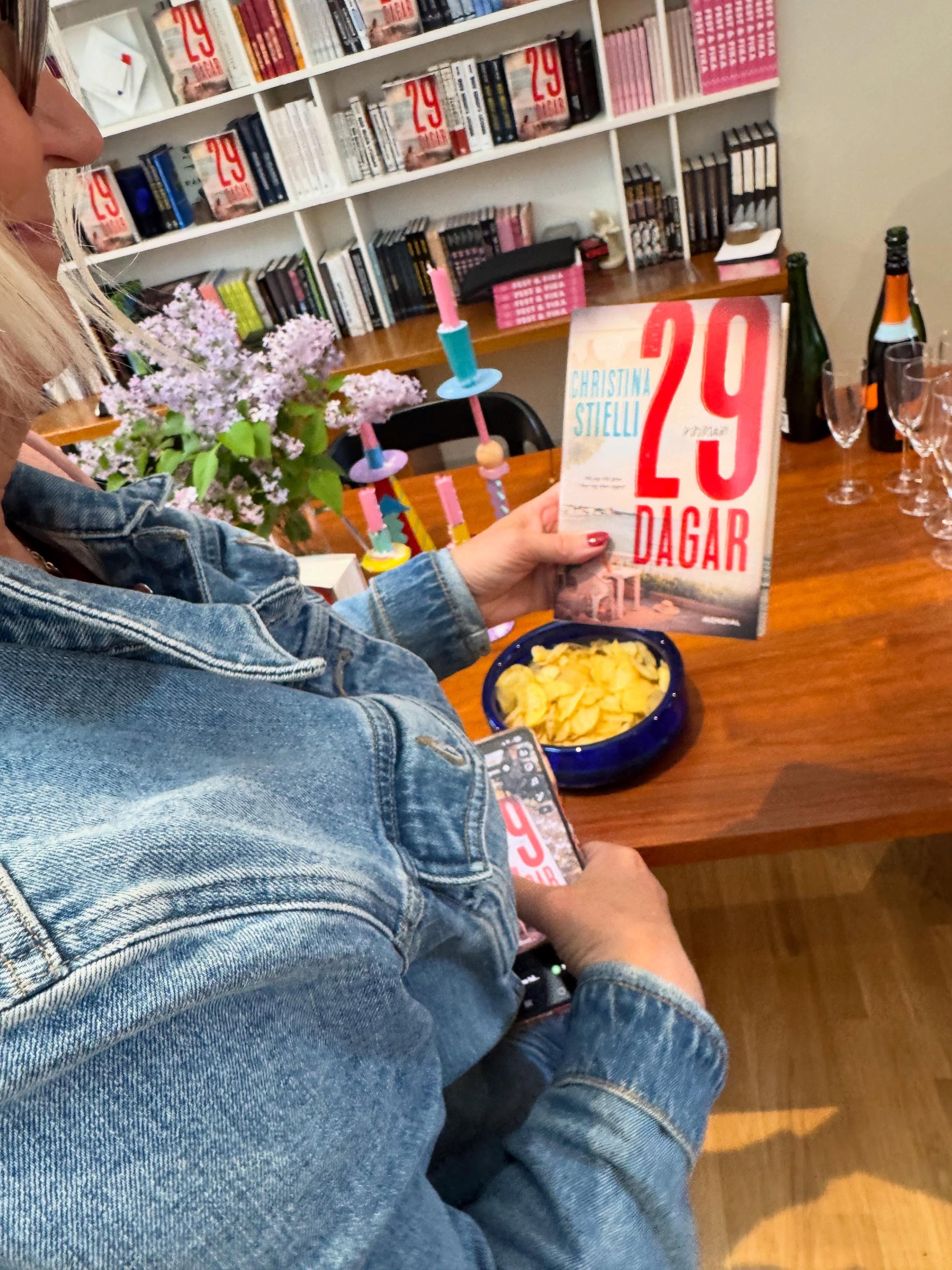 @mondialforlag bj&ouml;d in till bokprat om @boken29dagar och wow vilket g&auml;ng som kom! Och s&aring; himla trevligt det blev med prat och fr&aring;gor och samtal om allt. Tack tack tack alla som@tog tid att komma! Var du d&auml;r? Tagga dig sj&au