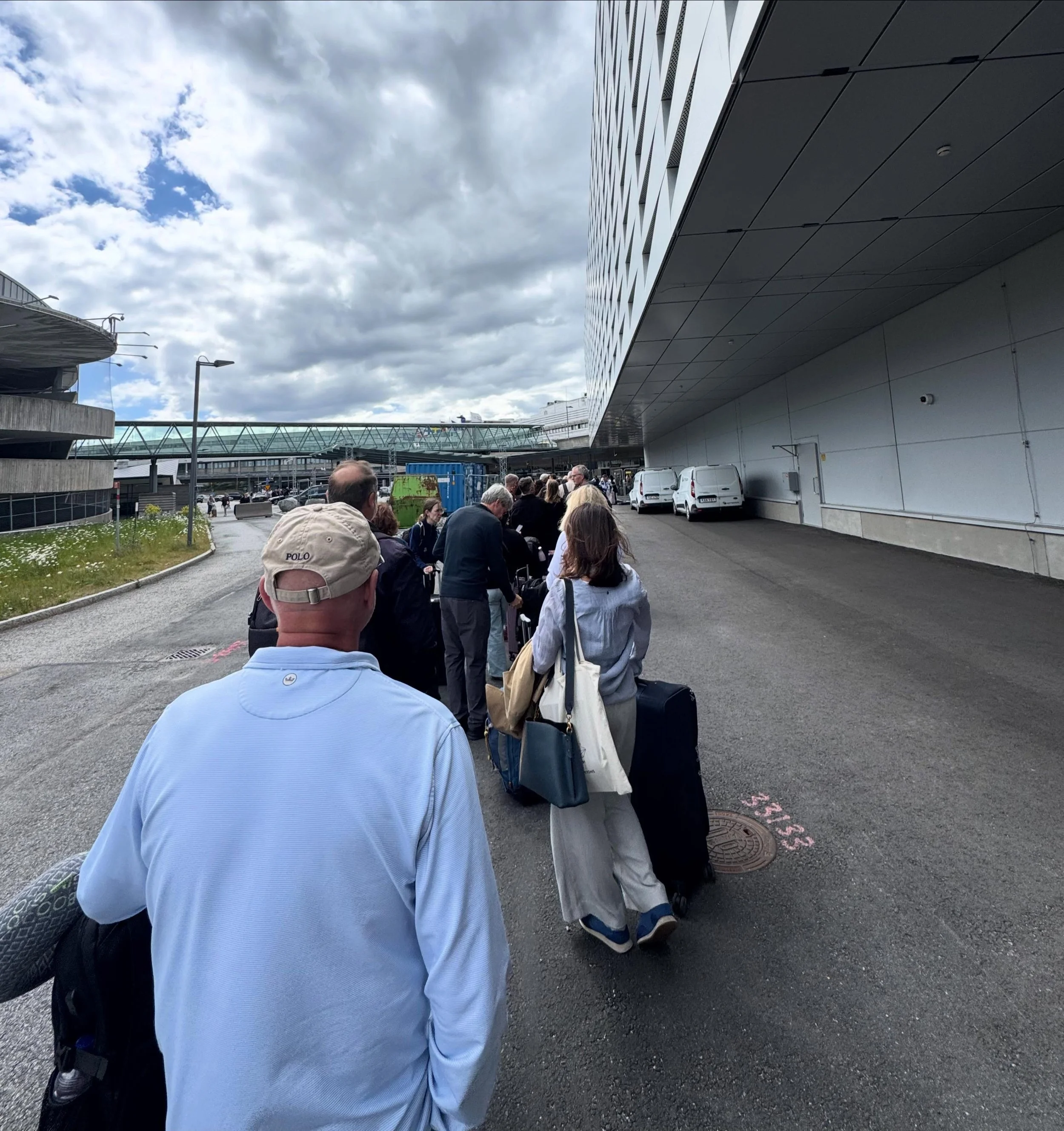 Jamen hejsan kaos. Arlanda Express inst&auml;lld pga elfel. Tv&aring; taxibilar p&aring; 179 m&auml;nniskor med bagage. Jag kan bara s&auml;ga TACK TACK TACK till @taxistockholm som hj&auml;lpte mig. Ni &auml;r &ouml;verj&auml;vligt grymma. Arlanda-C