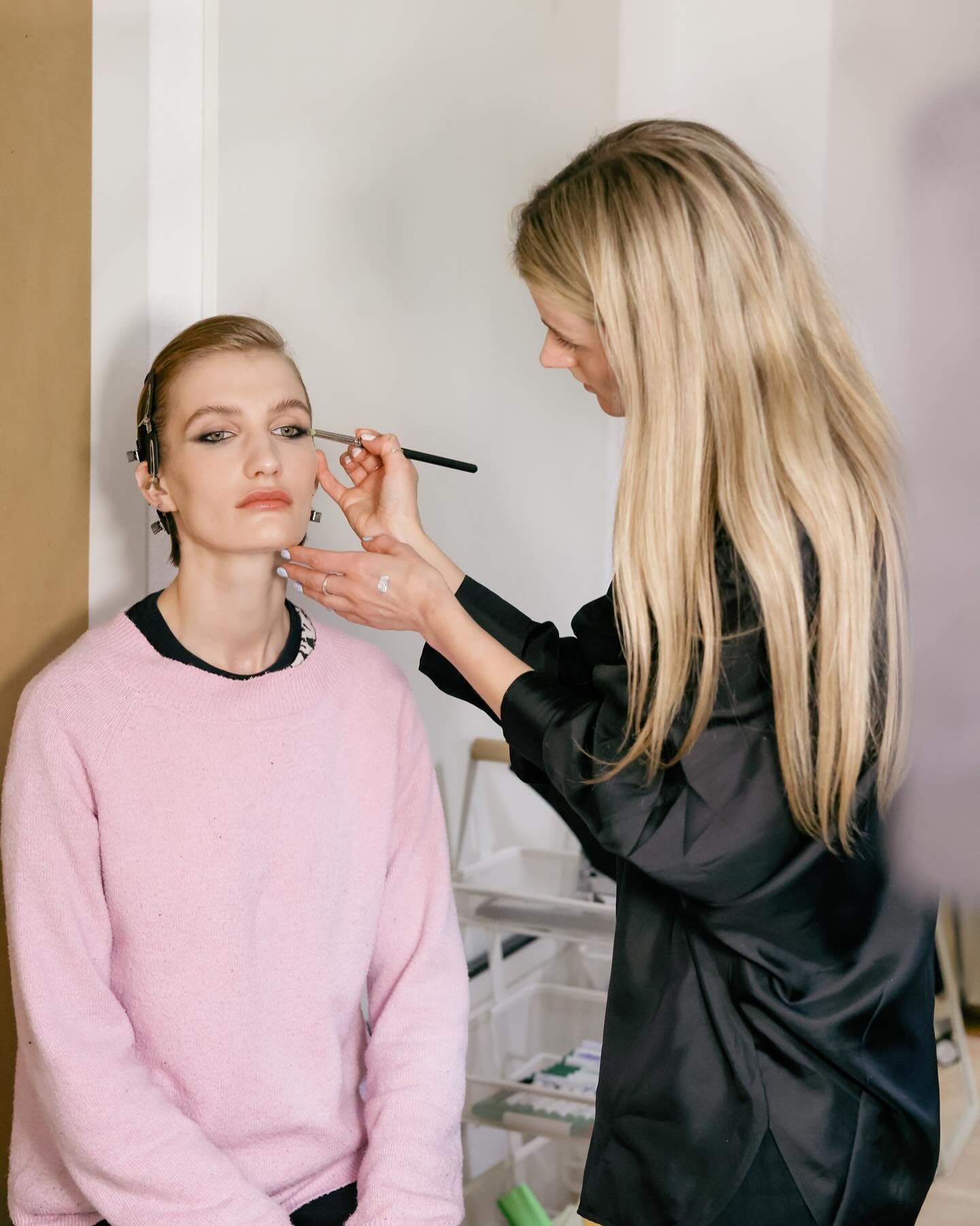Behind the scenes moments with the wonderful Make-up Artist @hannahrosieb and her team with @francon_editions 

Make-up Assistants: @bjornmoesman @ira.h_
@marlyvandenbosch
Hair key @wiardi.koopmeiners
Assisted by @marrrjooo
Models:
Faye @moxiemodels.