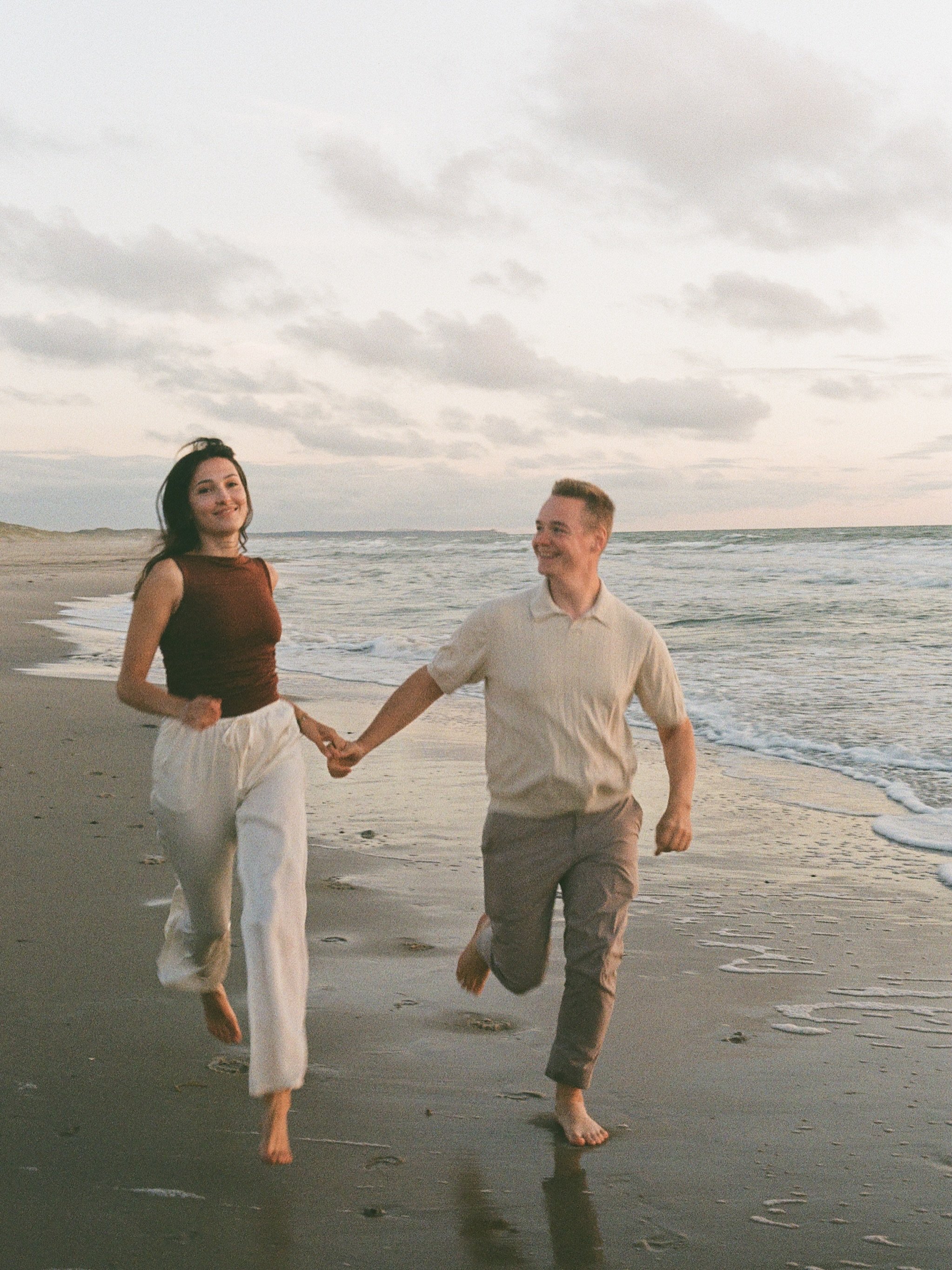 l + m, august 2026. ●
my sister @laura_kaspar and her partner @_mrtzbr_ in denmark &hearts;️🌊

am i a couples photographer now??
haha, no. &macr;\_(ツ)_/&macr; 
but i really enjoyed this mini shoot and my last! thank you for your trust!! 🫶🏻

📷 min