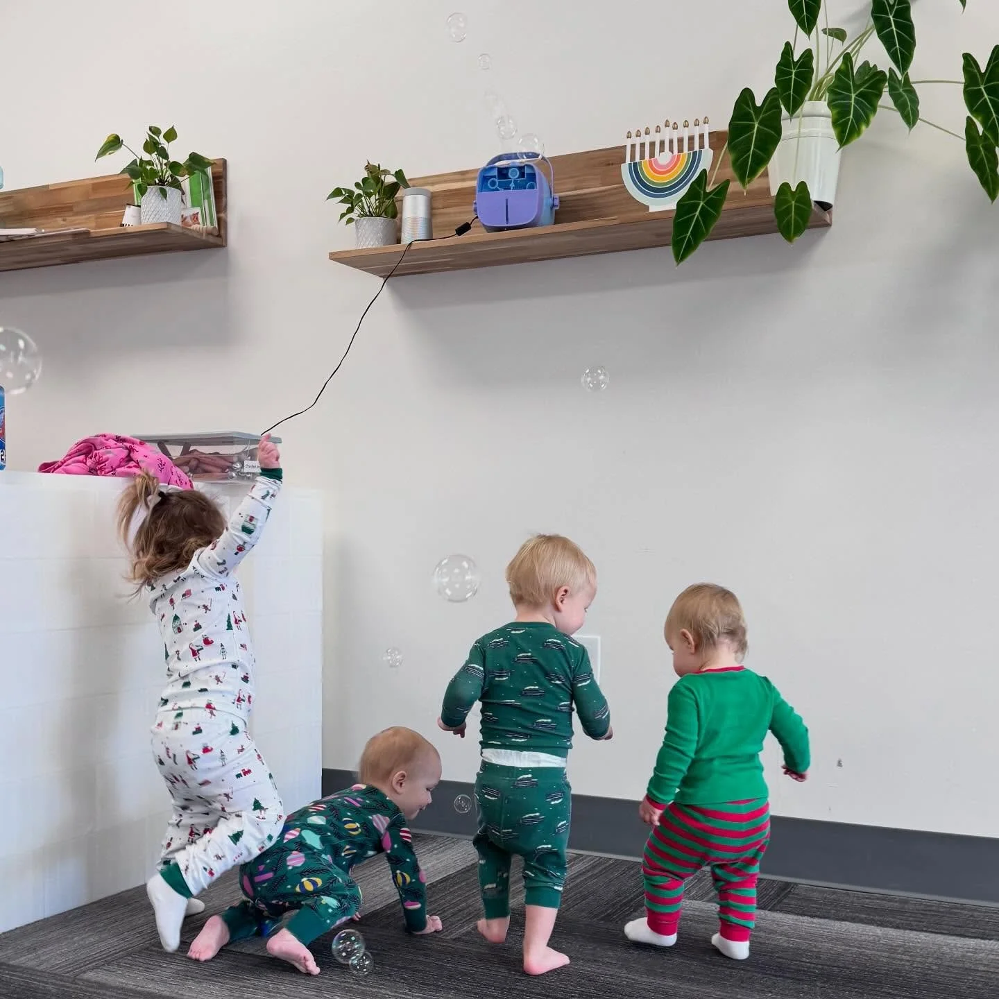 ❄️Brrrr&hellip;.it was cold this morning, but our Kindermusik friends enjoyed a PJ day AND the bubble machine!  Snow much fun! 

#kindermusik #beyondartsandmusic #asseeninbexley #toddlermusic #musicandmovement