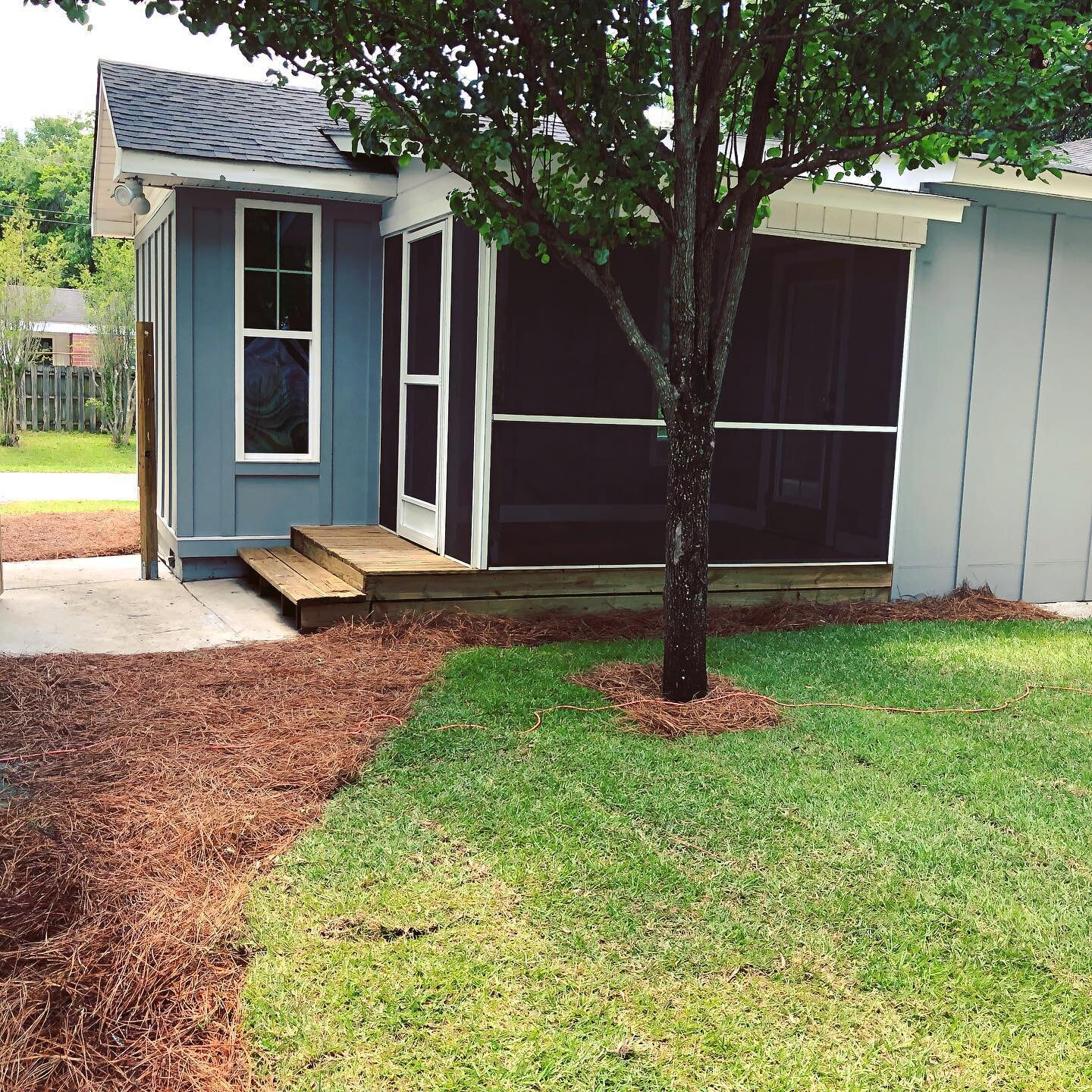 @falconbridgepropertyservice did an amazing job transforming the bland, boring, and dry back yard of our #parkcircle project into a lush oasis! It&rsquo;s such an inviting space now. Swipe to the end for before pics. #charleston
#charlestonrealestate