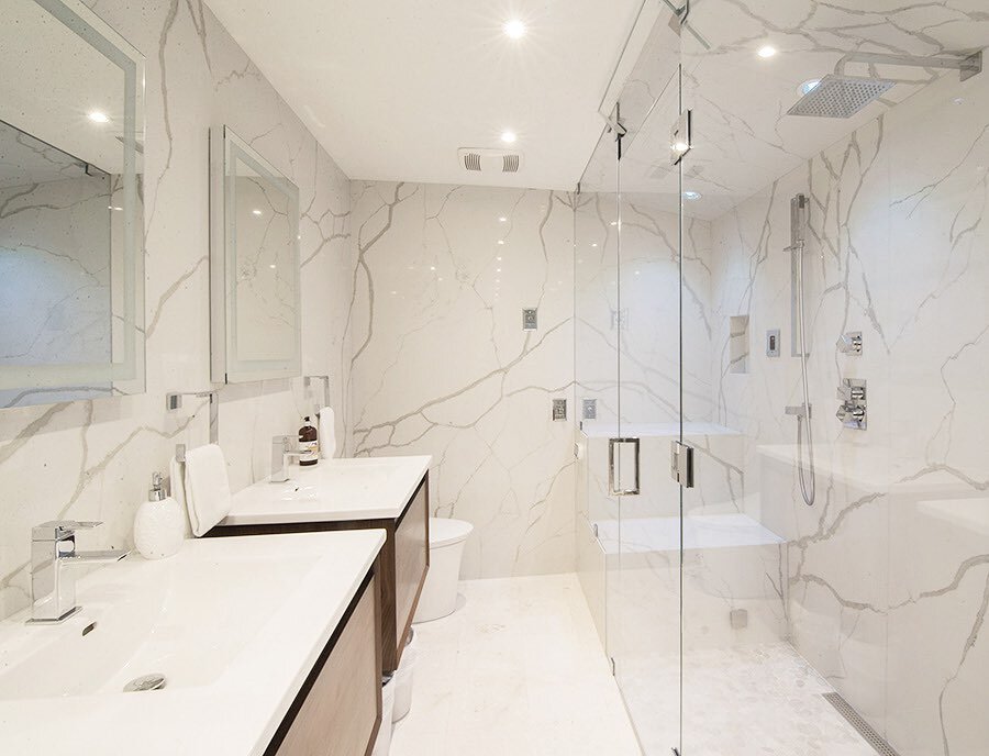 Marble from floor to ceiling in this Corona Del Mar bathroom suite. 

.
.
.
#architecture #orangecountyarchitect #lagunabeacharchitecture #interiordesigner #midcenturylivingroom #midcenturymodern #cdminteriordesigner #newportbeachinteriordesign #lagu