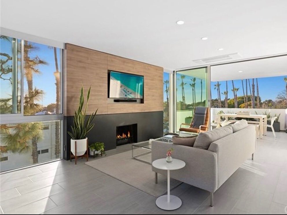 We chose natural elements and sleek lines for this contemporary &ldquo;treehouse&rdquo; remodel in Corona Del Mar 🌴