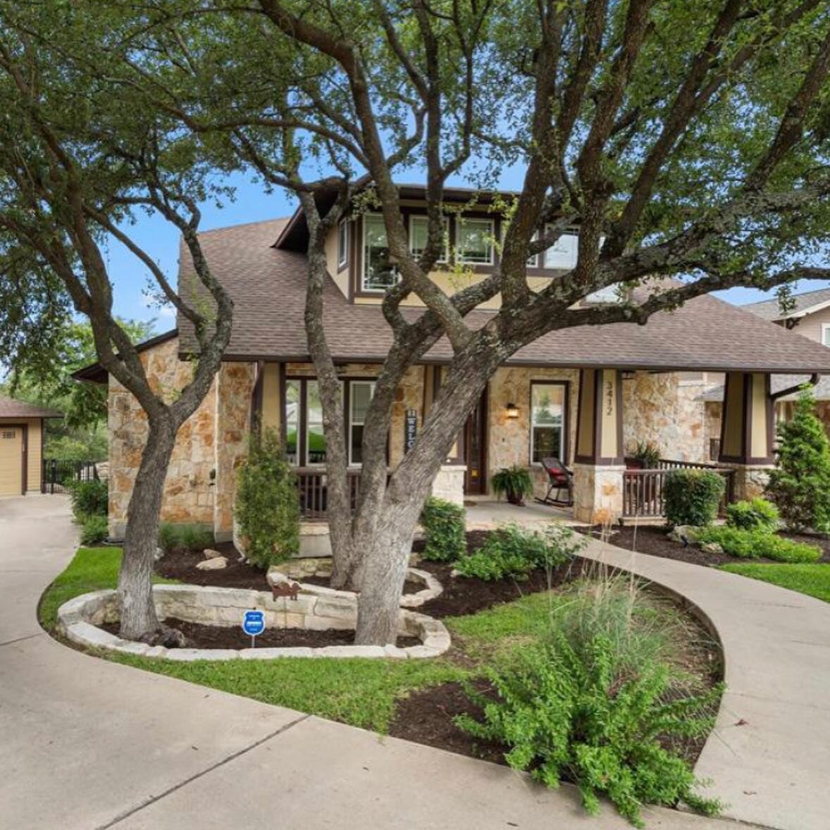 ✨SOLD✨
𝐁𝐮𝐲𝐞𝐫 𝐑𝐞𝐩𝐫𝐞𝐬𝐞𝐧𝐭𝐞𝐝
Overlooking Twin Creeks Golf Course in Cedar Park, Texas, this stunning property is a dream come true! 🏌️&zwj;♂️ With a pool, cabana, three car garage and breathtaking views of the #texas hill country, it's t
