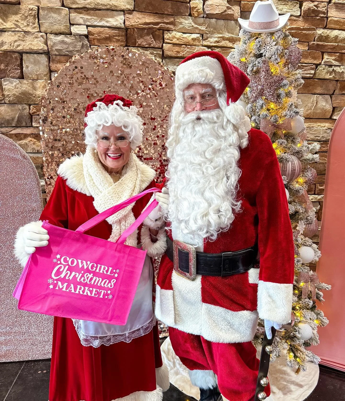 Pssst&hellip; guess what? 💖
We&rsquo;re about to start giving you a first look at the must-see vendors of the Cowgirl Christmas Market! Trust us, your wish list is about to grow. Stay tuned!!🛍️🌟