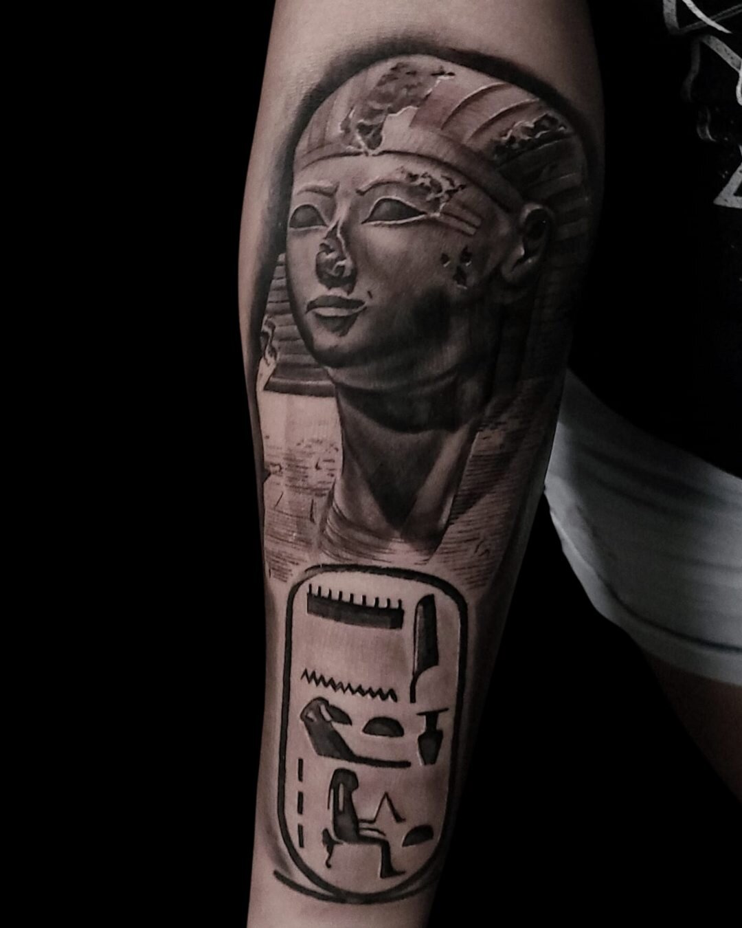 The first session of this ancient Egypt sleeve shows off @robertbeemantattoos' ability to create life-like details that add to a greater narrative 🖋

Robert patiently carved out the complex details using his mastery of black and gray realism techniq