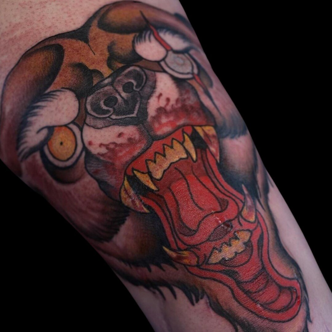 This ferocious grizzly bear by @6ofpentacles is NOT friend-shaped 🐻

Blasted across Josh's knee, this bloody bear brings the pain. Darian specializes in neo-traditional and illustrative tattoos and loves gorey designs. 

For your next spine-chilling