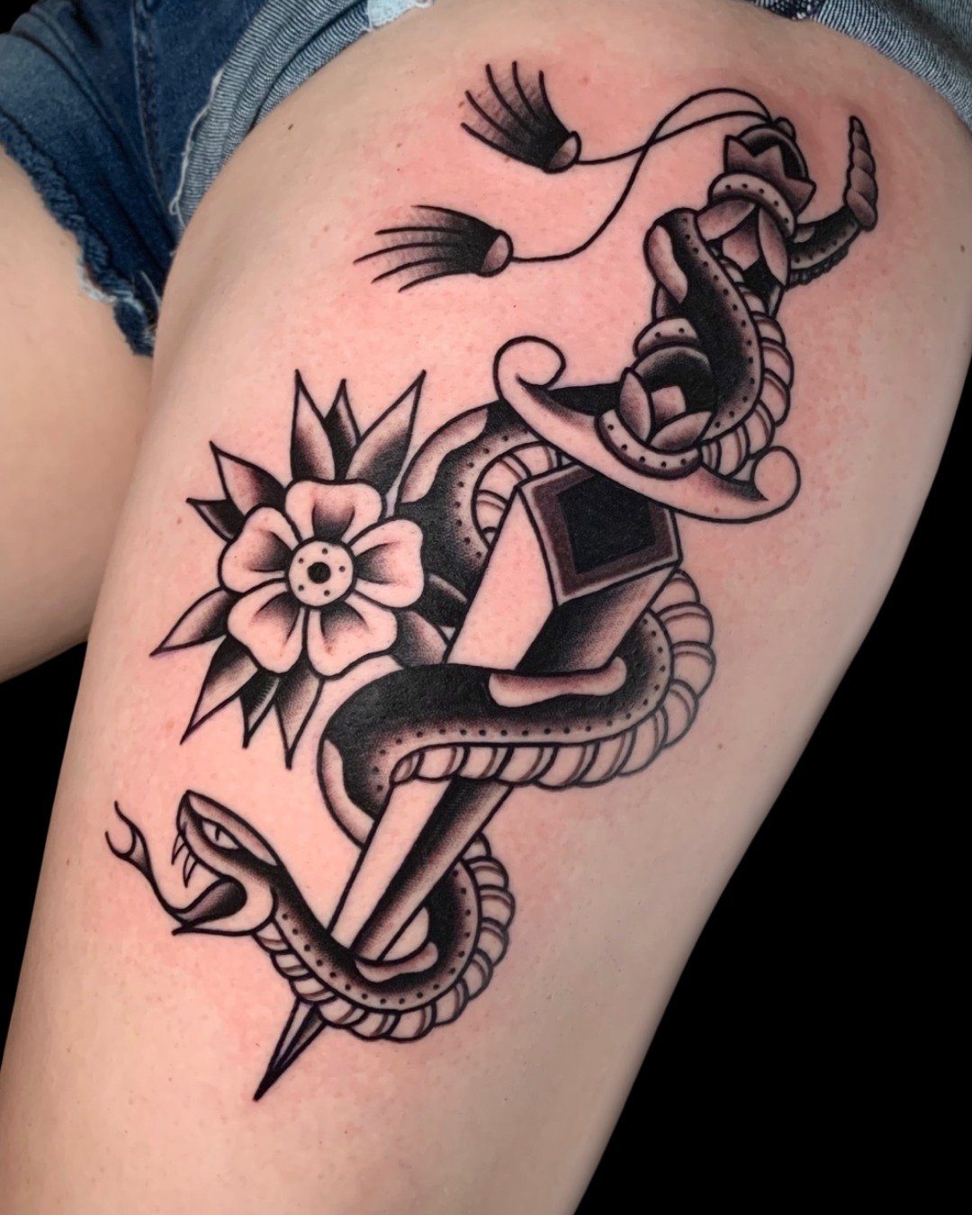 Here's our recipe for the perfect trad tattoo:
☑️ Snake 
☑️ Dagger
☑️ Flower
Mix with years of experience provided by @michelparisay and let stand for 3-4 weeks before unveiling 🖤 

Ready to get cooking with Michel? Choose from his fabulous lineup o