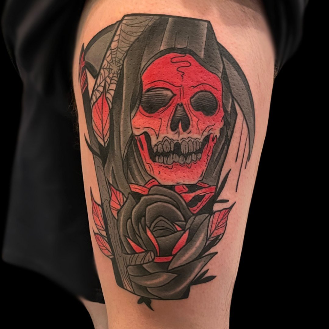 Come on baby, don't fear the reaper ⛓

This awesome reaper by @erickcampion was one of his One Shot Wall designs from our last show! 🎯 

Erick's style ranges from illustarative to traditional, and he loves working with unique color pallettes 🎨 

Dy
