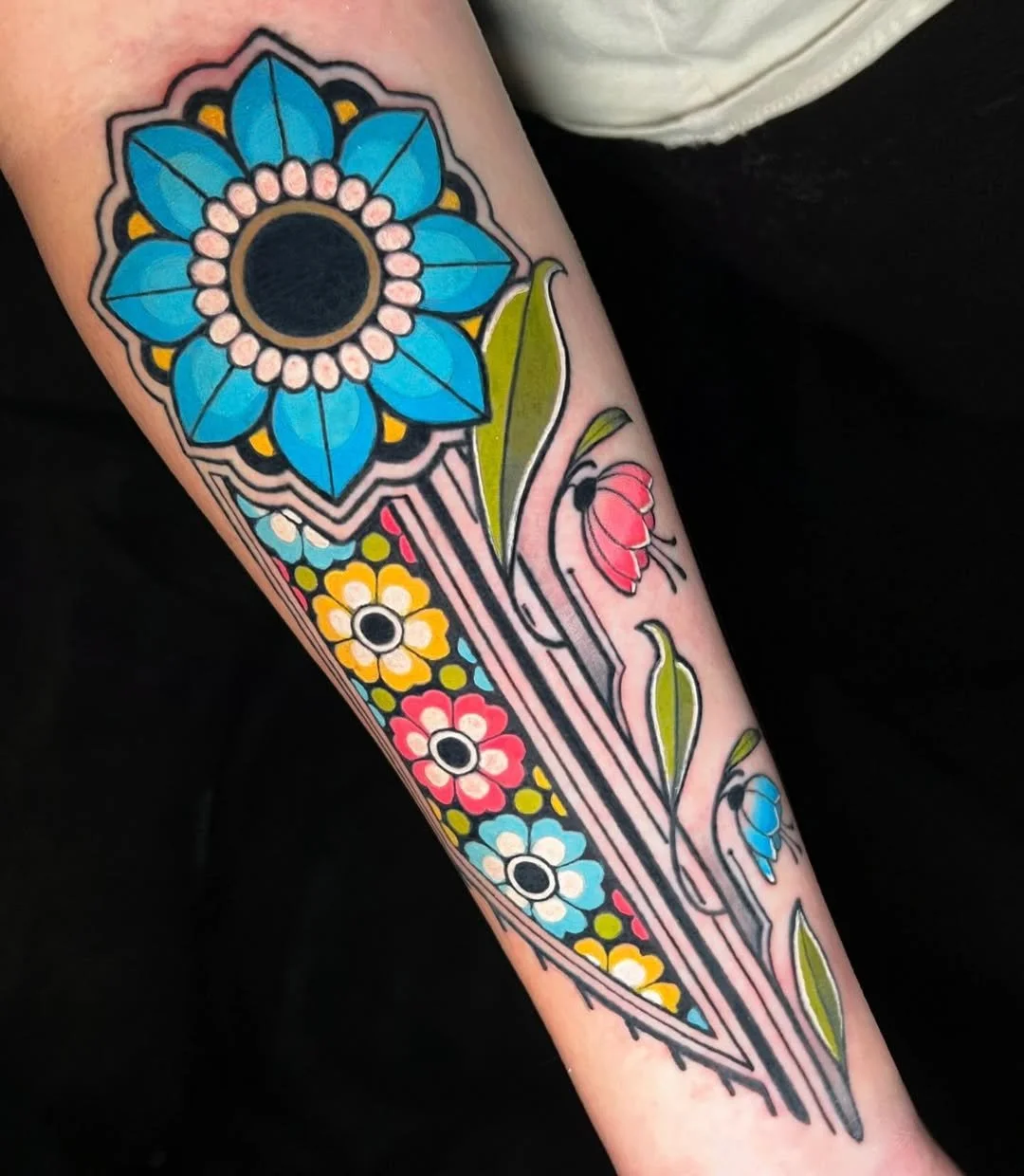 Cortney Norton - @cortneynorton is tattooing at @inkanddaggertattoo give them a follow! - A new direction I&rsquo;m excited to continue exploring. 🥰 &bull; &bull; &bull; #oneshot #OSW #inkanddagger #inkanddaggertattoo #moontattoo #floraltattoo #tatt