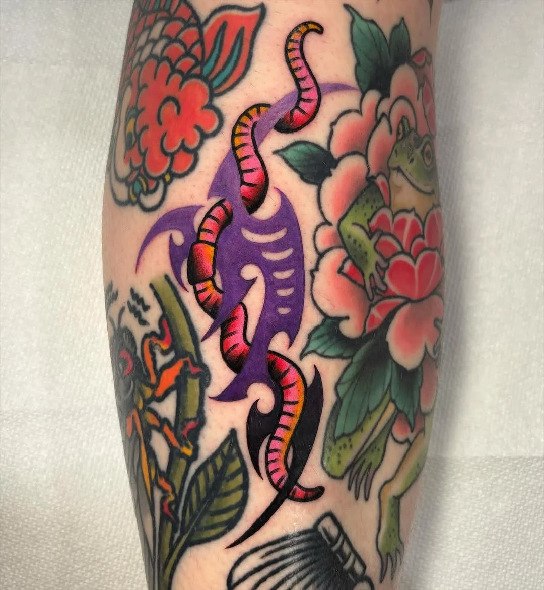 @lilith_tattoos and @michelparisay collab tattooing a tribal worm on @itsjustbryn. Give Lilith and Michel a follow to get your own down to Earth tattoo.