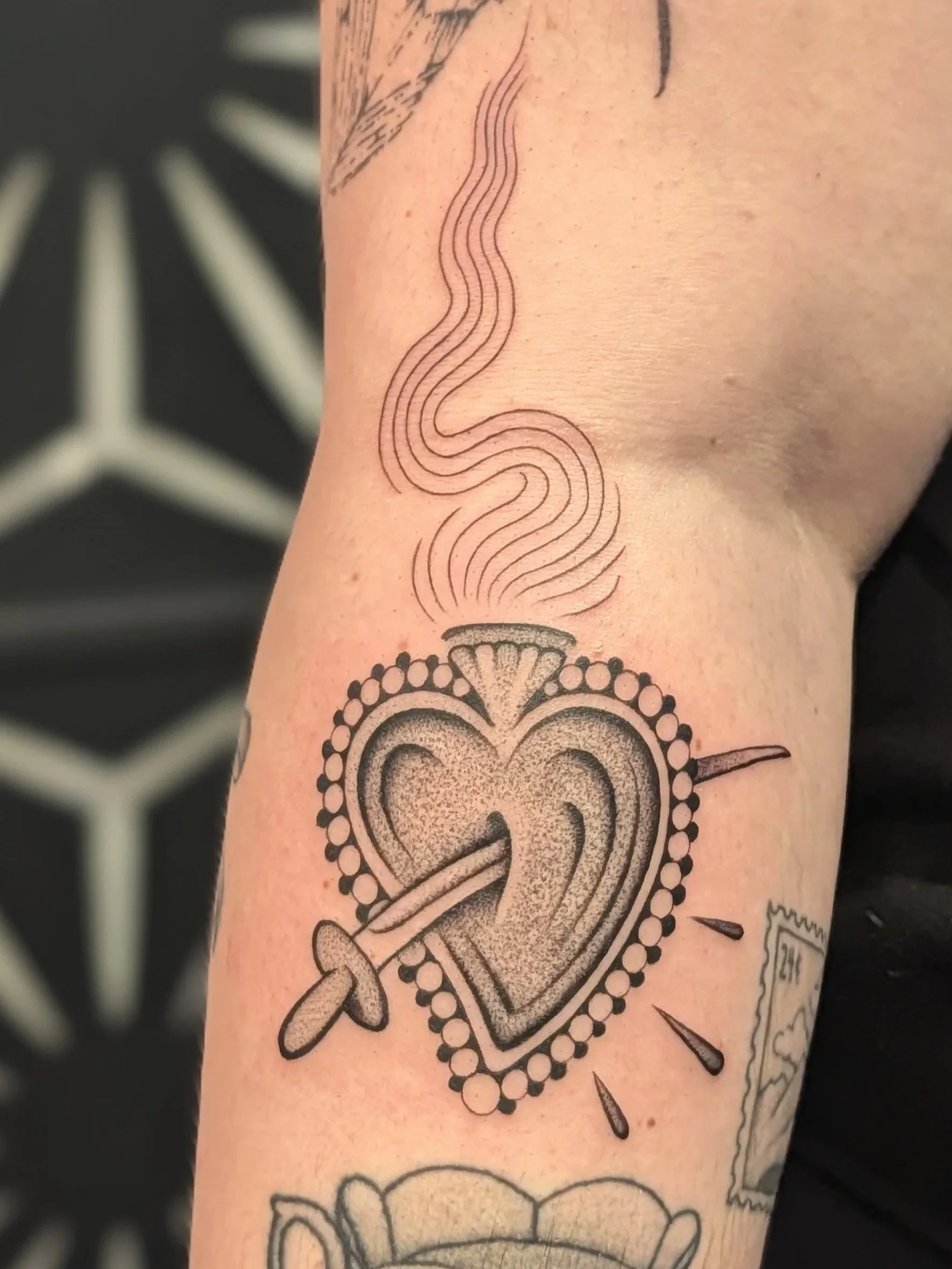 sacred_heart_dagger_black_and_gray_stipple_mark_kalinskiy_roswell_ga.jpg