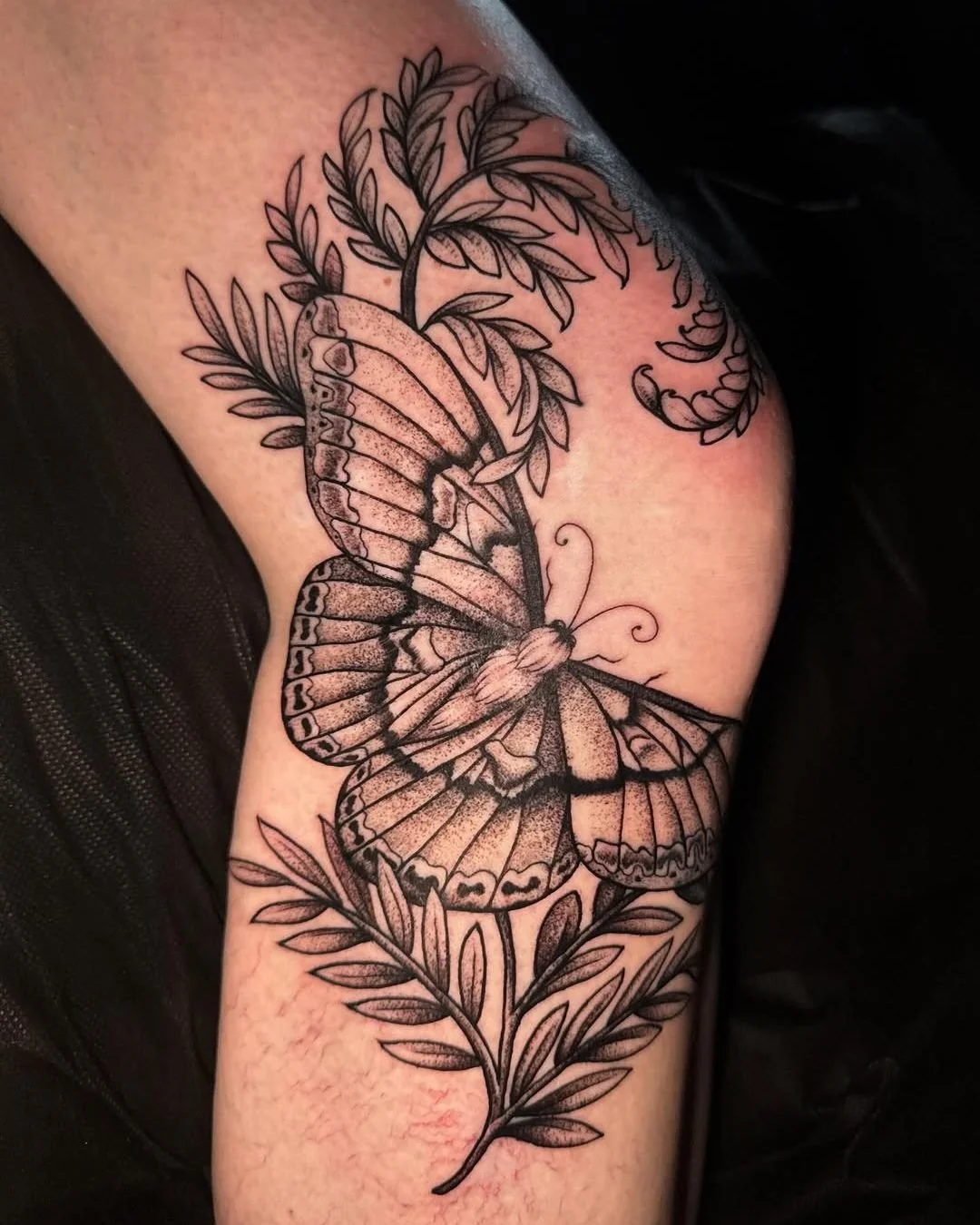 Amber Grey - @ambergreytattoos is tattooing at @inkanddaggertattoo give them a follow! - Around the side of the knee.  #tattoo #tattooartist #inkanddagger #atlanta #instagram