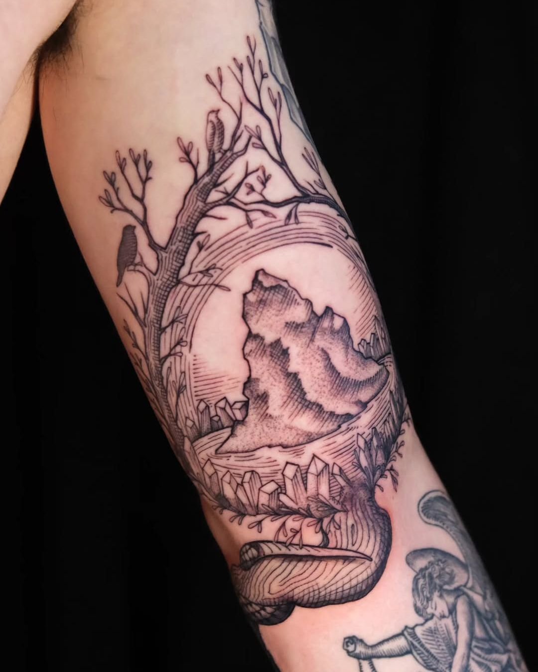 Luis Hinestroza - @luismiguel_ta2 is tattooing at @inkanddaggertattoo give them a follow! - Etching style crystal scene for my client 🔮 fantasy + etching = 🔥 Thanks for looking! . . . #engravingtattoo #etchingtattoo #crystaltattoo #blackandgreytatt