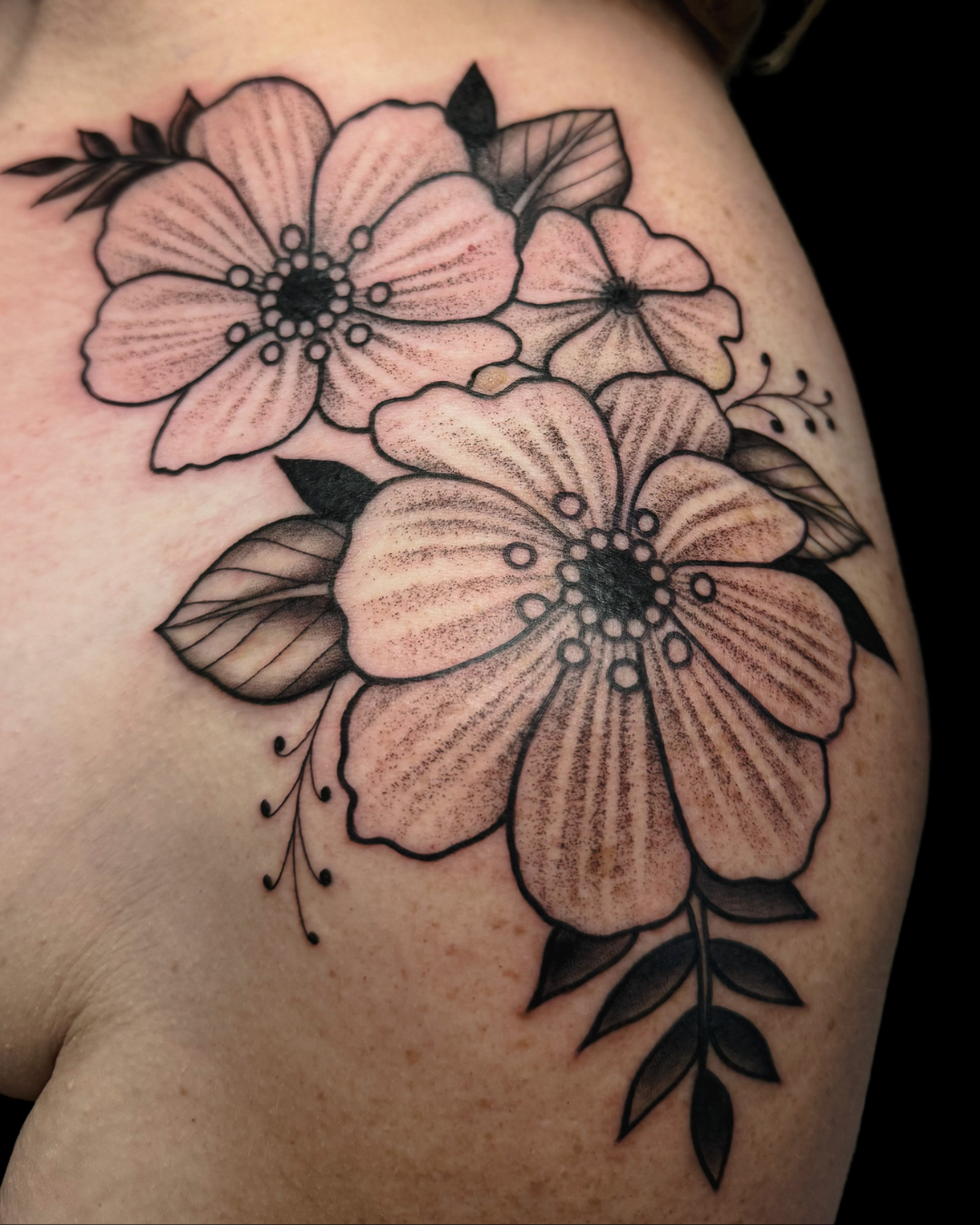 shoulder_flowers_blackwork_floral_amber_grey_i&d.png