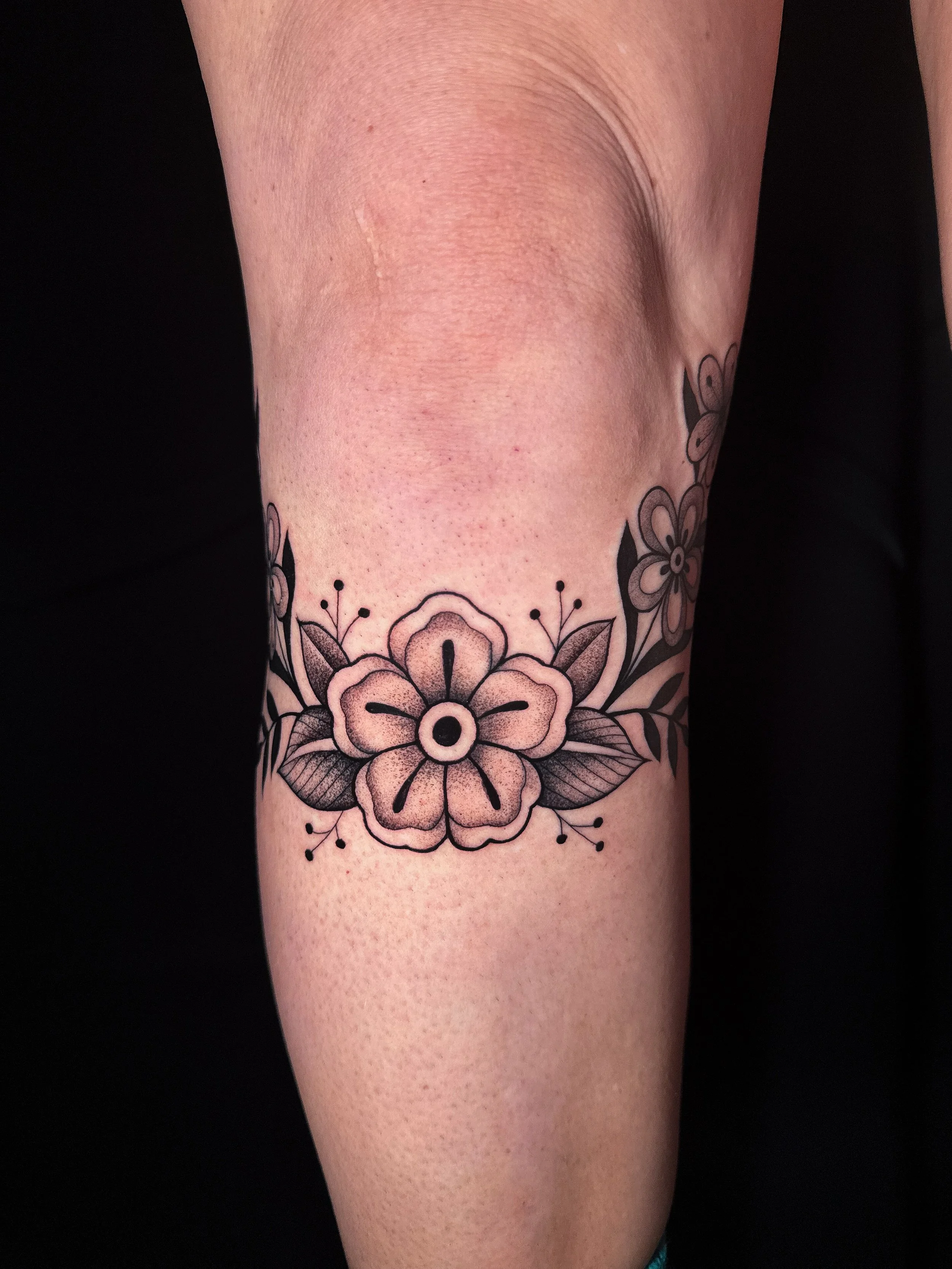 traditional_floral_knee_blackwork_amber_grey_i&d.jpg
