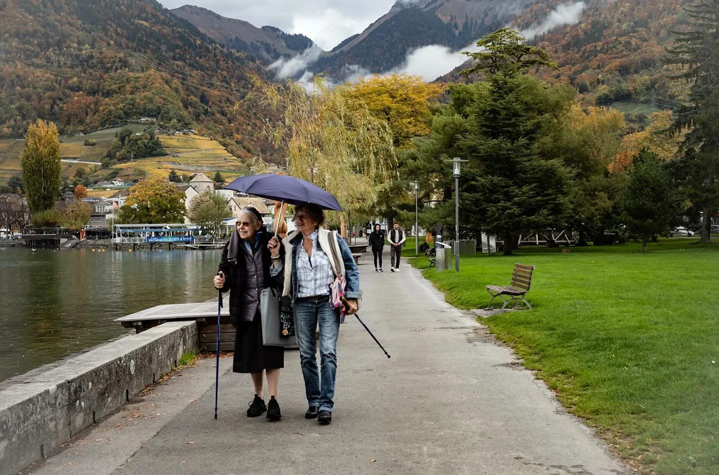 Art of Slow Living-Street photography in cities like London, Tokyo, or New York often moves at a relentless pace. Often it feels like a chase for moments before they slip away.
In contrast, walking through small European towns like Annecy in France o
