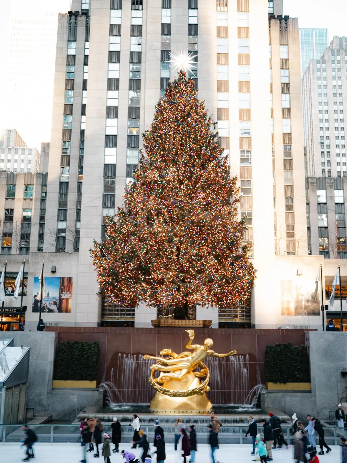 Festive Street Stories - As someone who grows up watching a fair amount of movie filmed in Manhattan, visiting New York for street moments hit differently. It puts the cherry on the top when one visits in winter . Being a fan of home alone two and sh