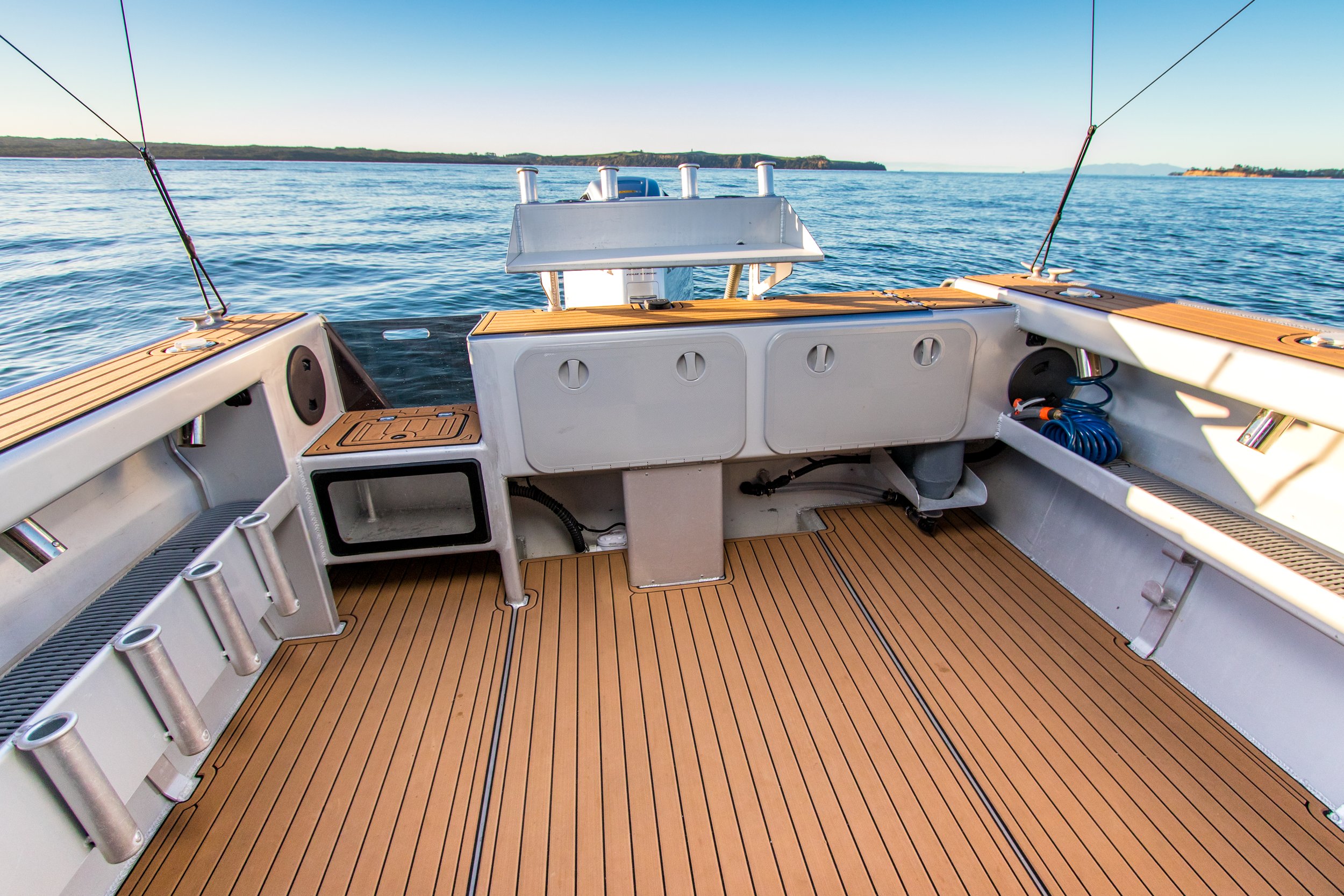 white-pointer-sports-cruiser-transom.jpg