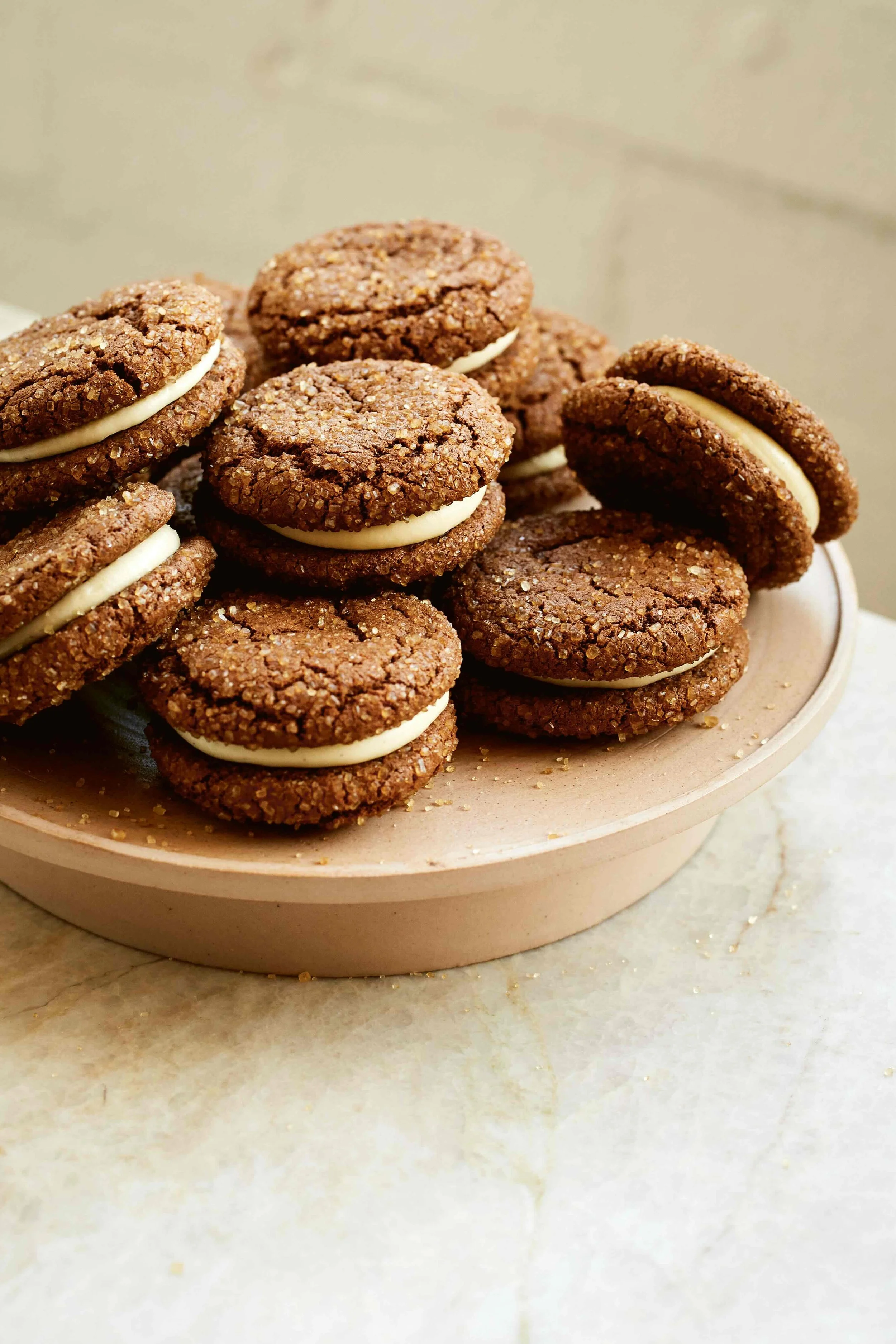 Cosy cocoa spice cookies with cream cheese filling