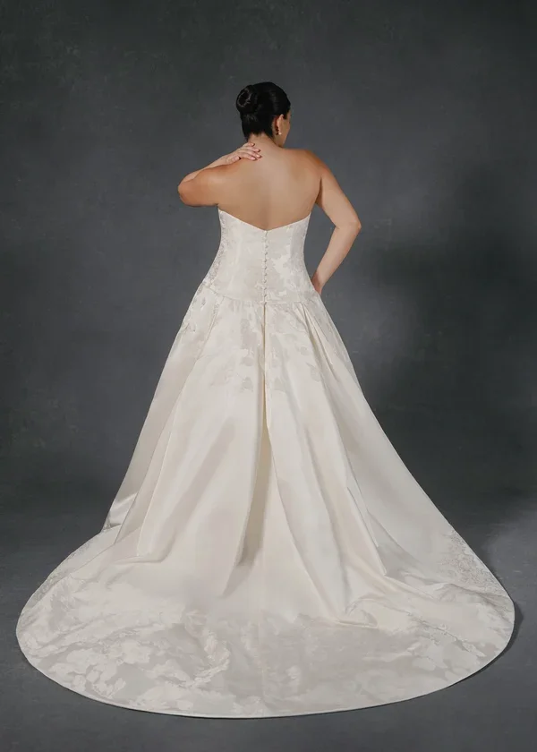 anne-barge-curve-wedding-dress-degas-31.webp