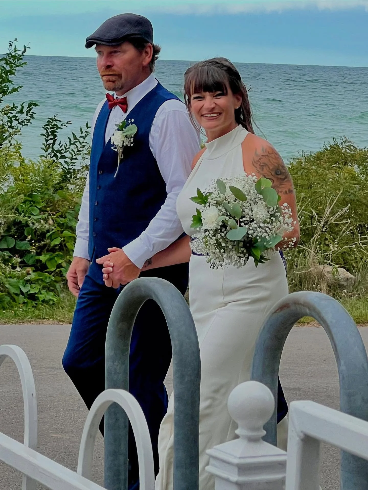It was a pleasure creating florals for this lovely couple. Their beachside wedding, featuring baby’s breath, white blooms and eucalyptus had the softest, most romantic vibe. 💕