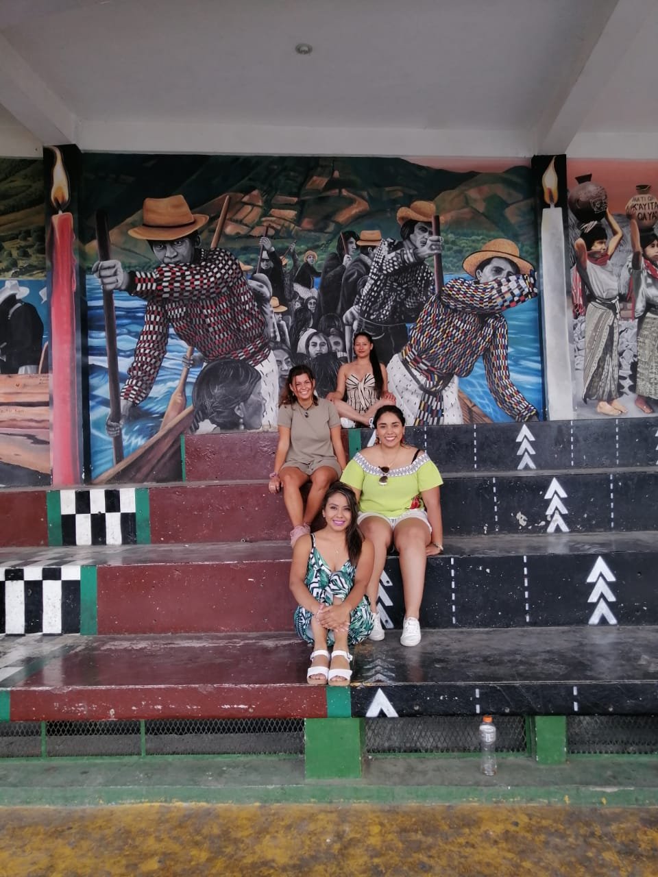 foto con las mexicanas.JPG