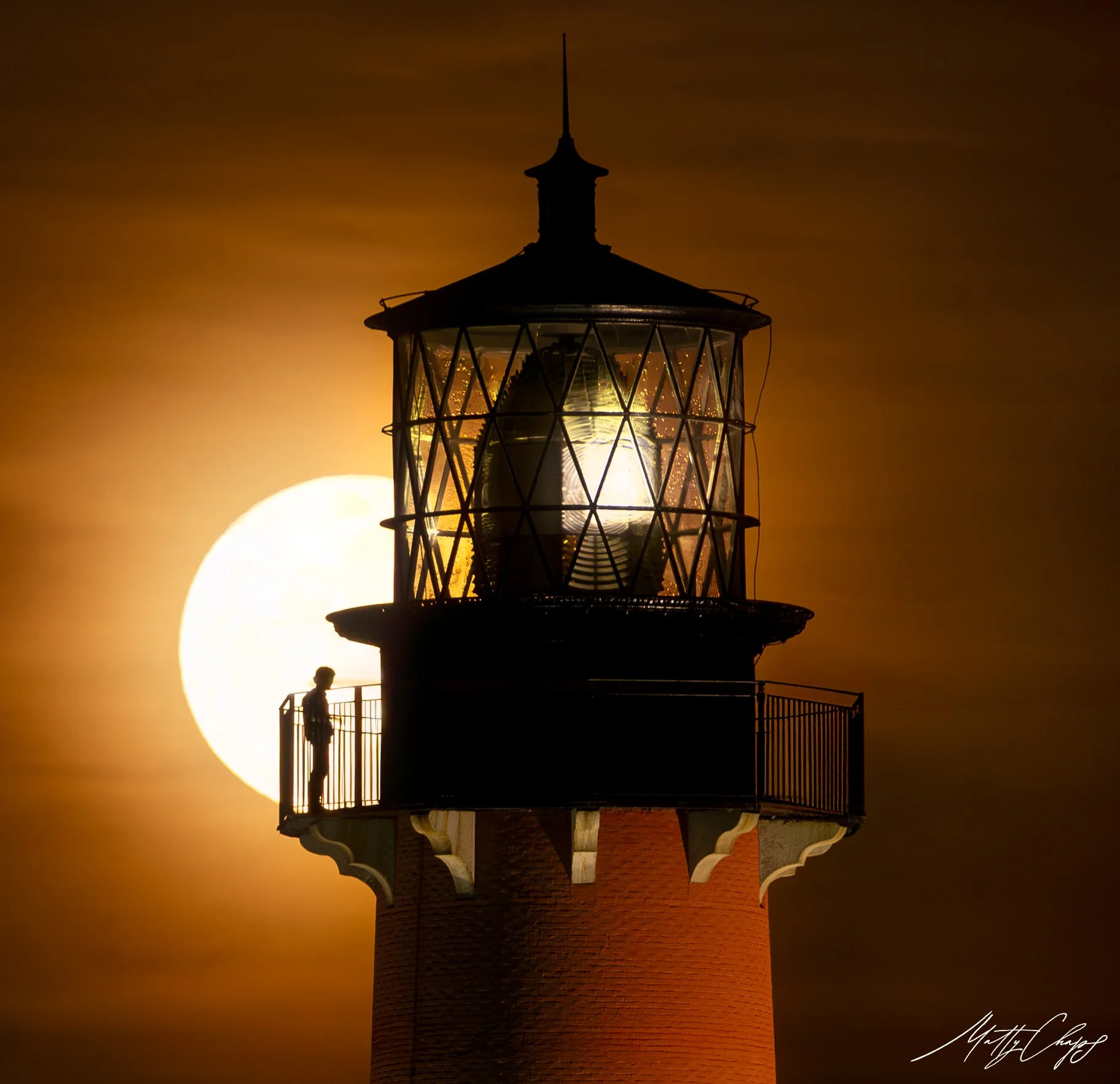silhouttelighthousecloseup.jpg