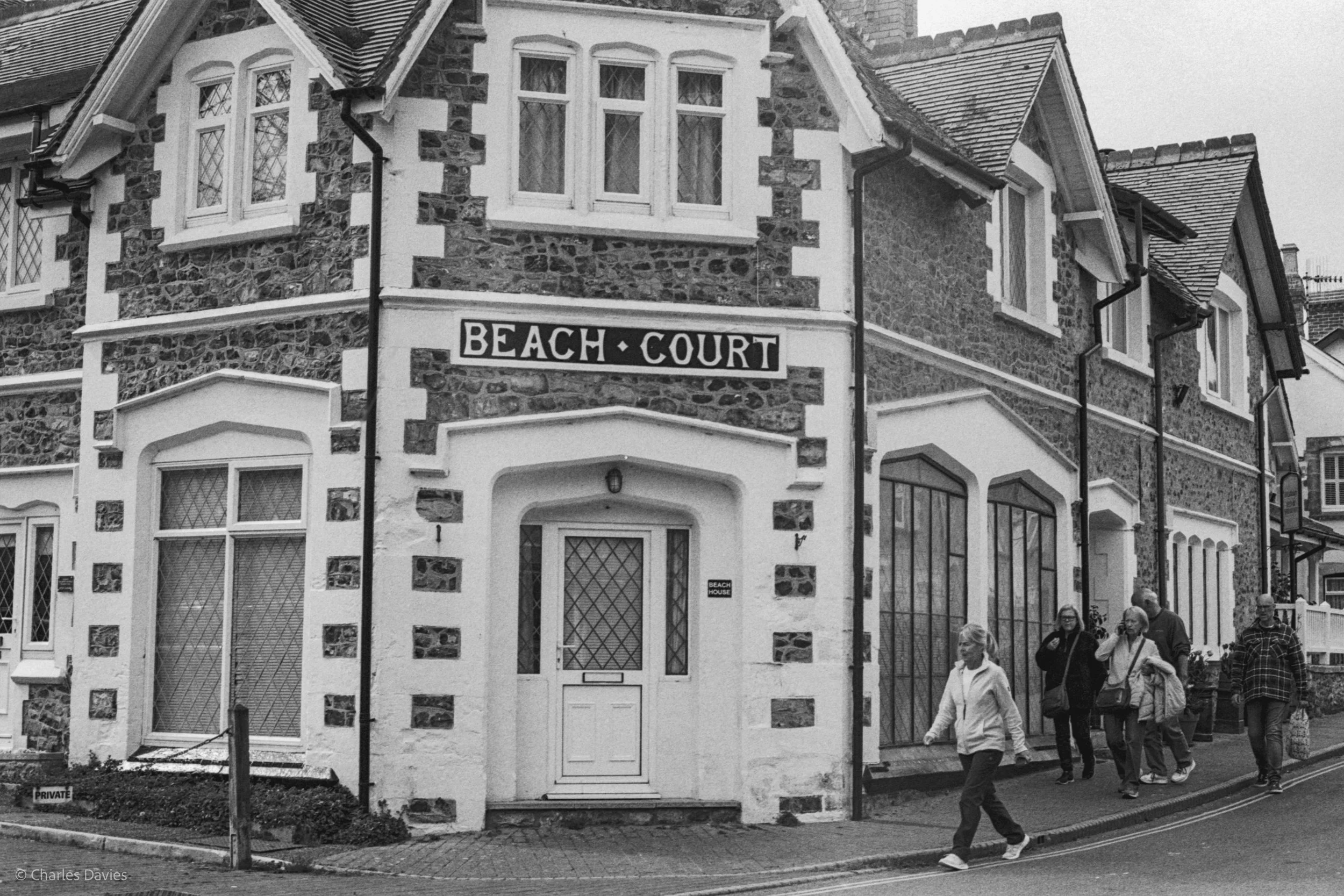 Roll 27 - 2025 - Europe - United Kingdom - Beer - Ilford HP5 Plus 400 - Contax RTS - 35mm - Film - B&W 