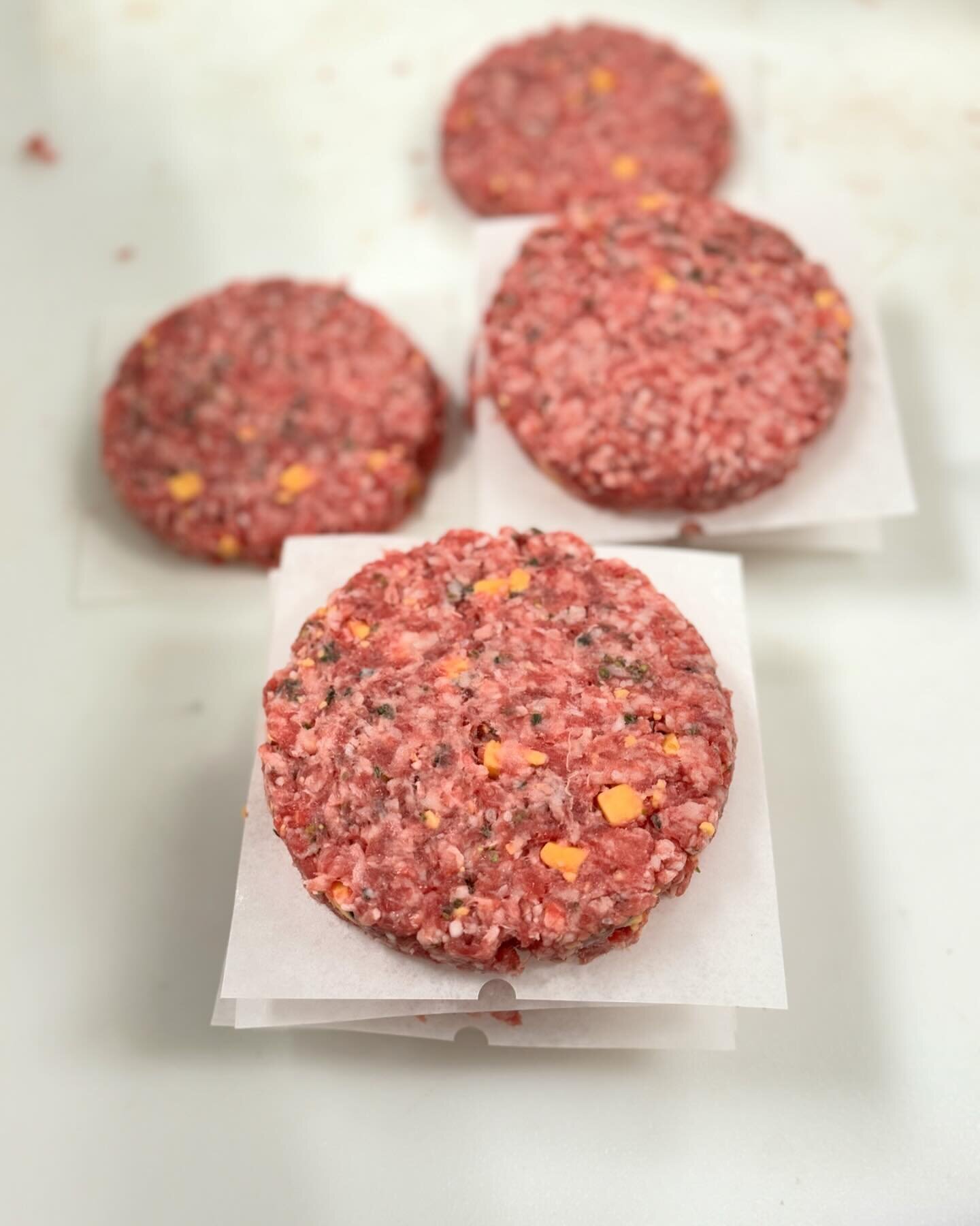 Brisket Jalape&ntilde;o Cheddar Burgers. 🌶️ 🧀 
It&rsquo;s spicy, it&rsquo;s cheesy, its beefy, it&rsquo;s a @wiatreksmeatmarket staple. #carnivoreswanted