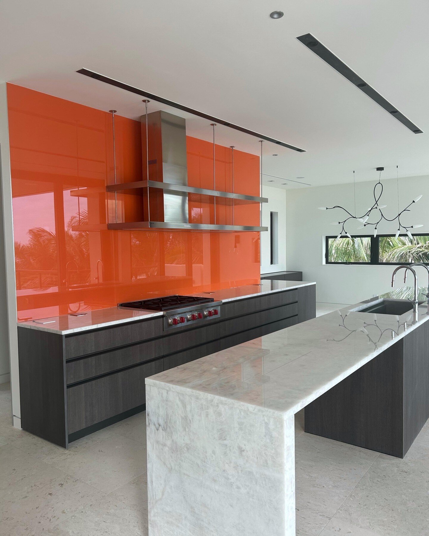 Ignite your culinary passion with a kitchen that's as vibrant as your flavors. A collaboration with @archjowens brings the sleek design of Poliform's My Planet Kitchen System to a private residence on Sanibel Island, fusing fiery orange hues with the